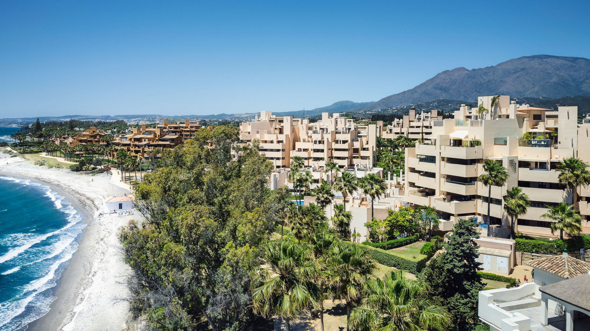 951-00018P - 4 Bedroom Penthouse in Estepona, Malaga