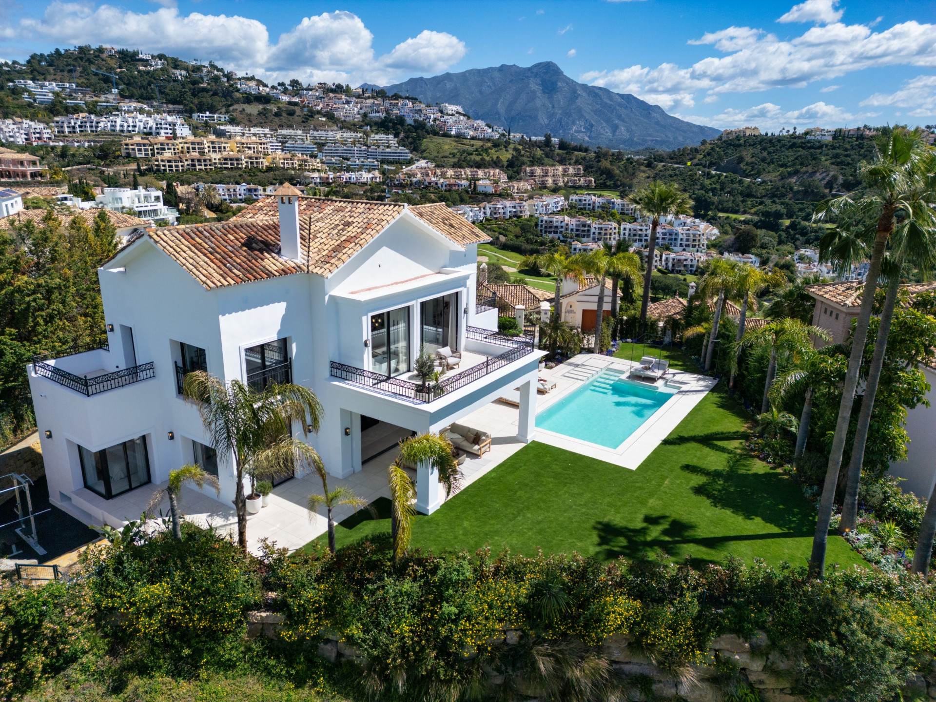 951-00015P - 5 Bedroom Villa in Benahavis, Malaga