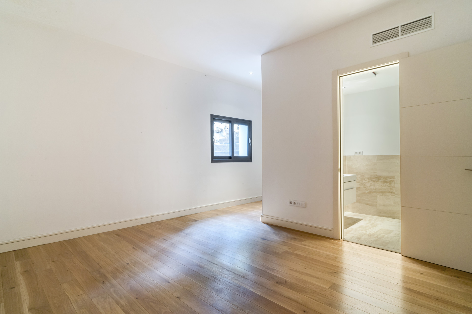 951-00061P - 6 Bedroom Villa in Marbella, Malaga