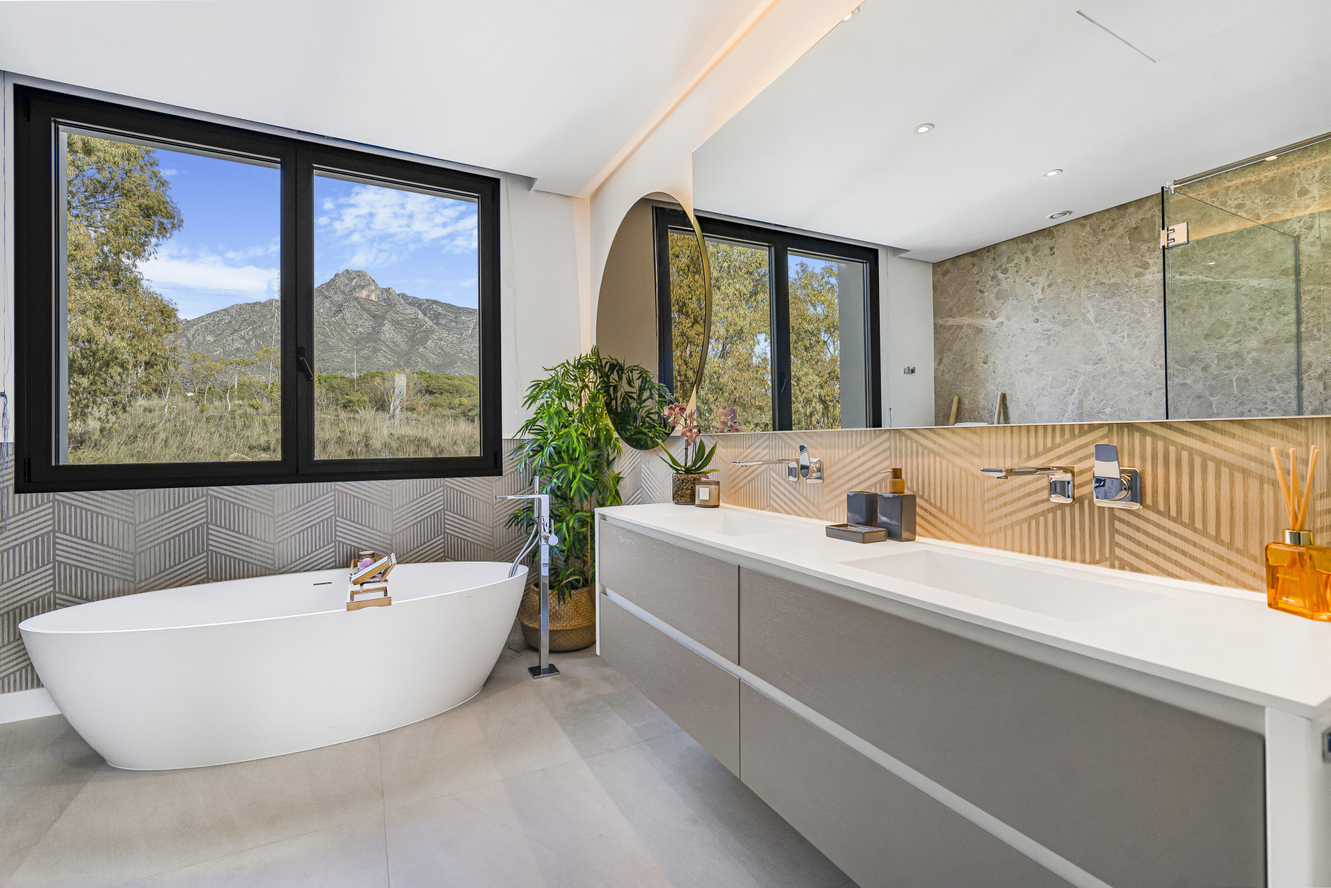 951-00044P - 6 Bedroom Villa in Marbella, Malaga