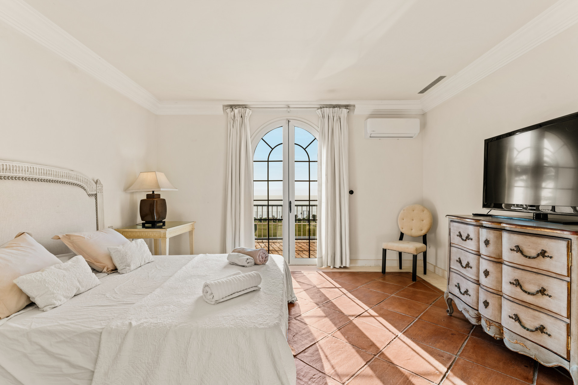 951-00080P - 8 Bedroom Villa in Estepona, Malaga
