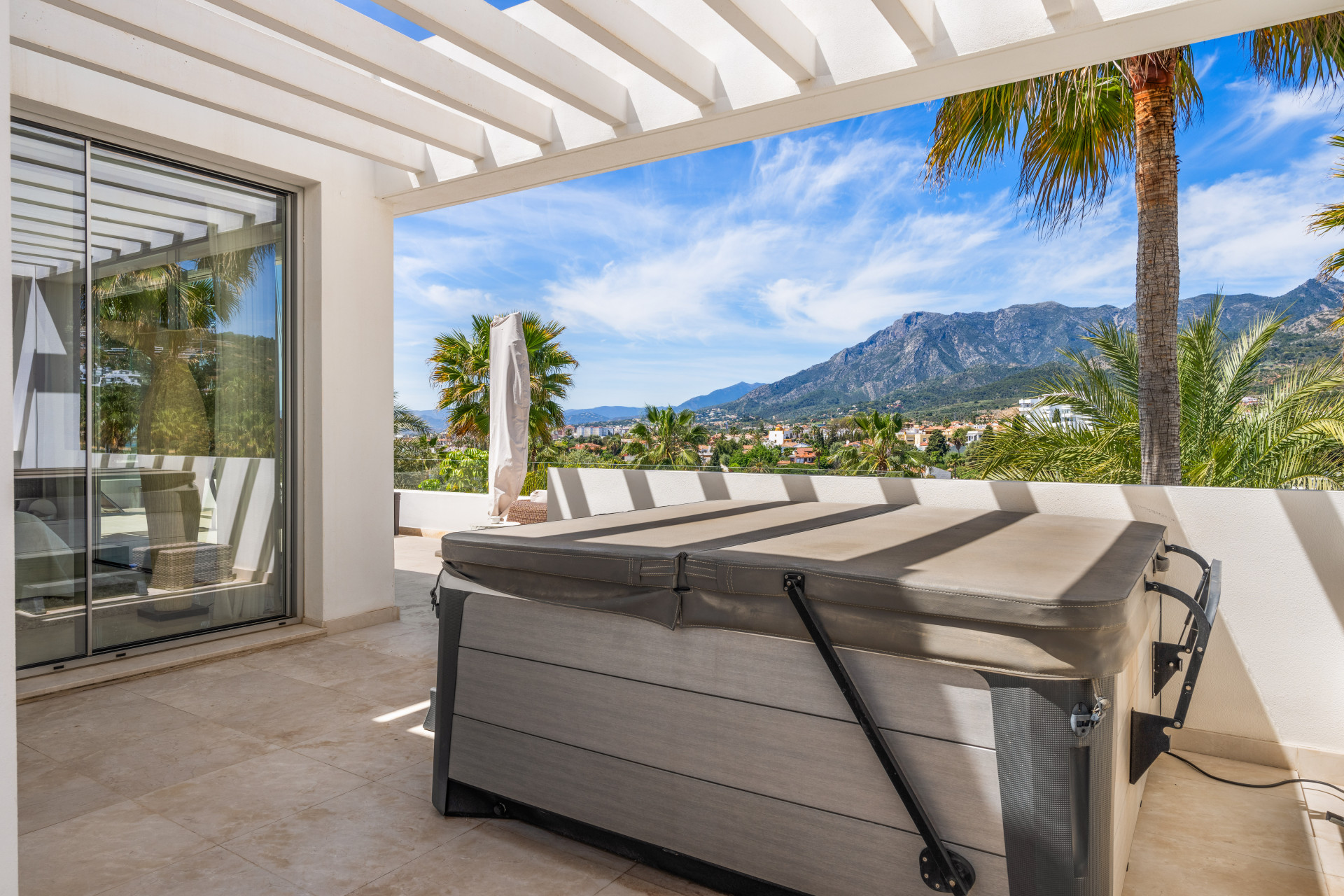 951-00081P - 3 Bedroom Villa in Marbella, Malaga