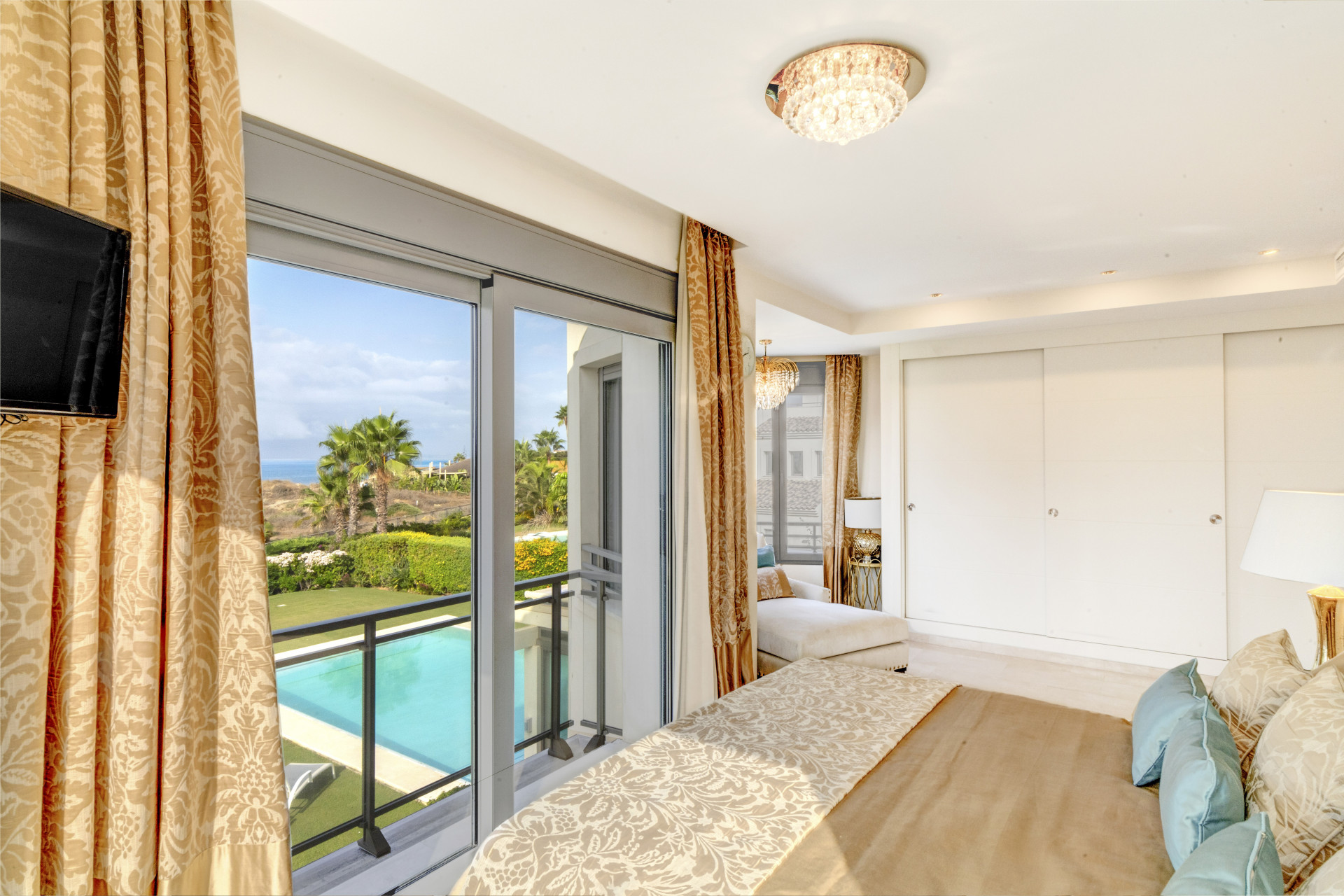 951-00054P - 5 Bedroom Villa in Marbella, Malaga