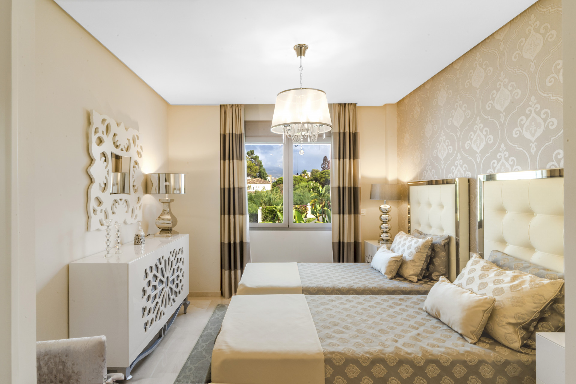 951-00054P - 5 Bedroom Villa in Marbella, Malaga