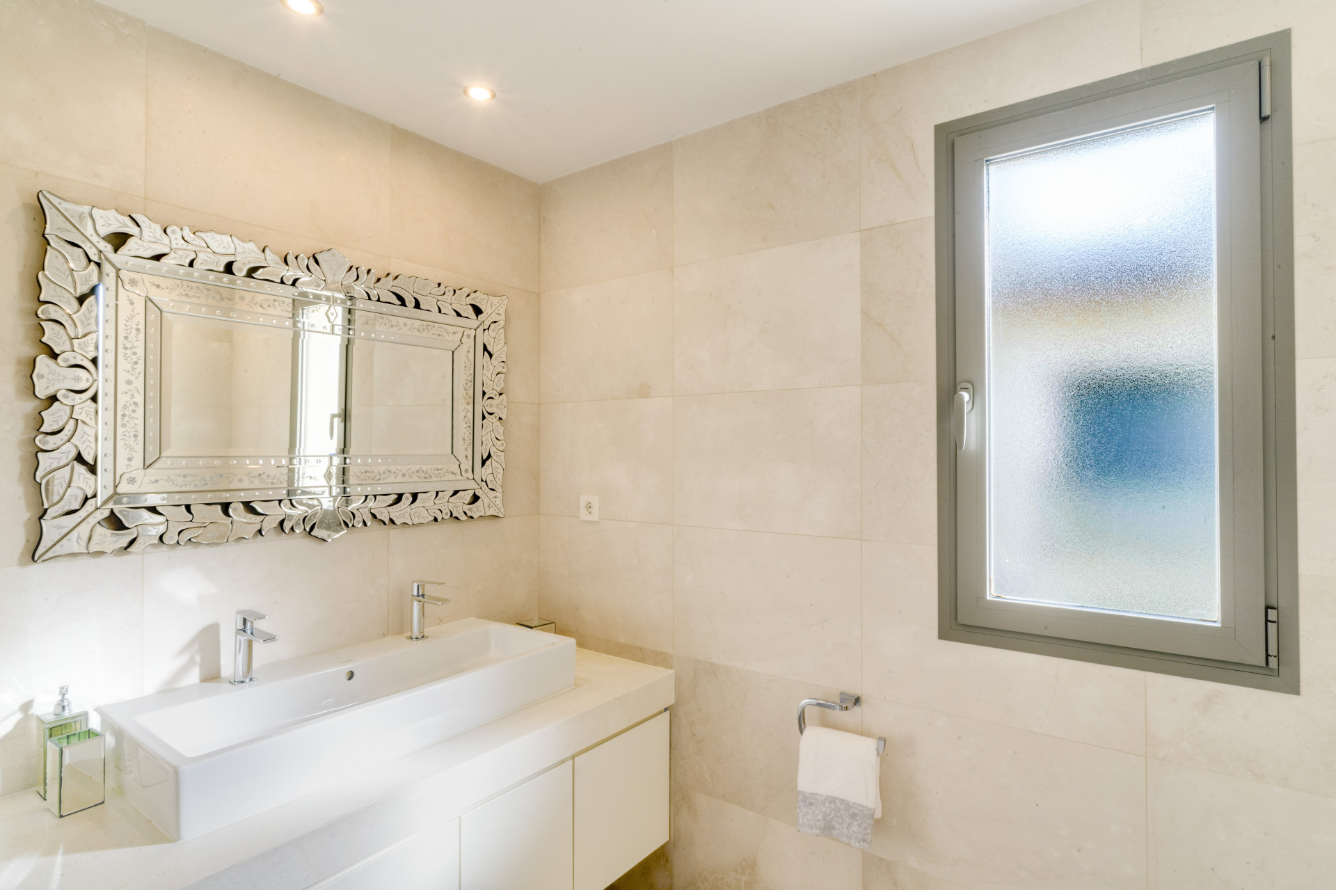 951-00054P - 5 Bedroom Villa in Marbella, Malaga