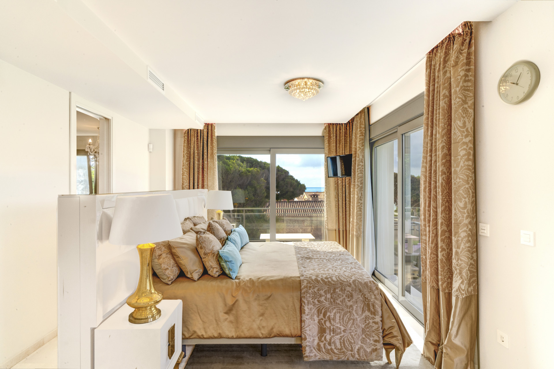 951-00054P - 5 Bedroom Villa in Marbella, Malaga