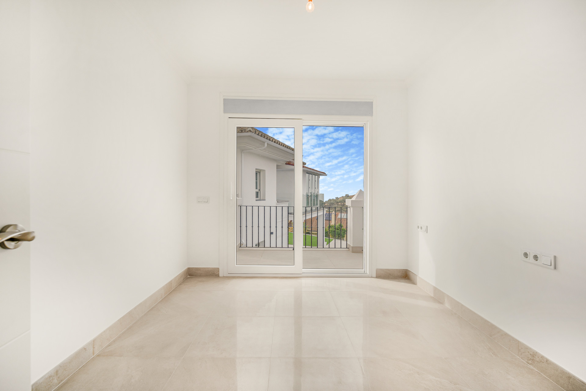 951-00058P - 3 Bedroom Villa in Marbella, Malaga