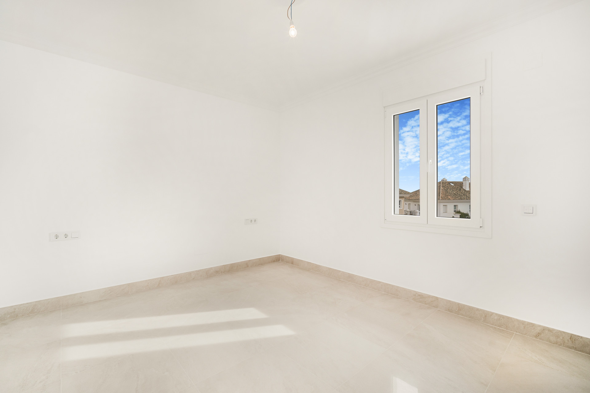 951-00058P - 3 Bedroom Villa in Marbella, Malaga