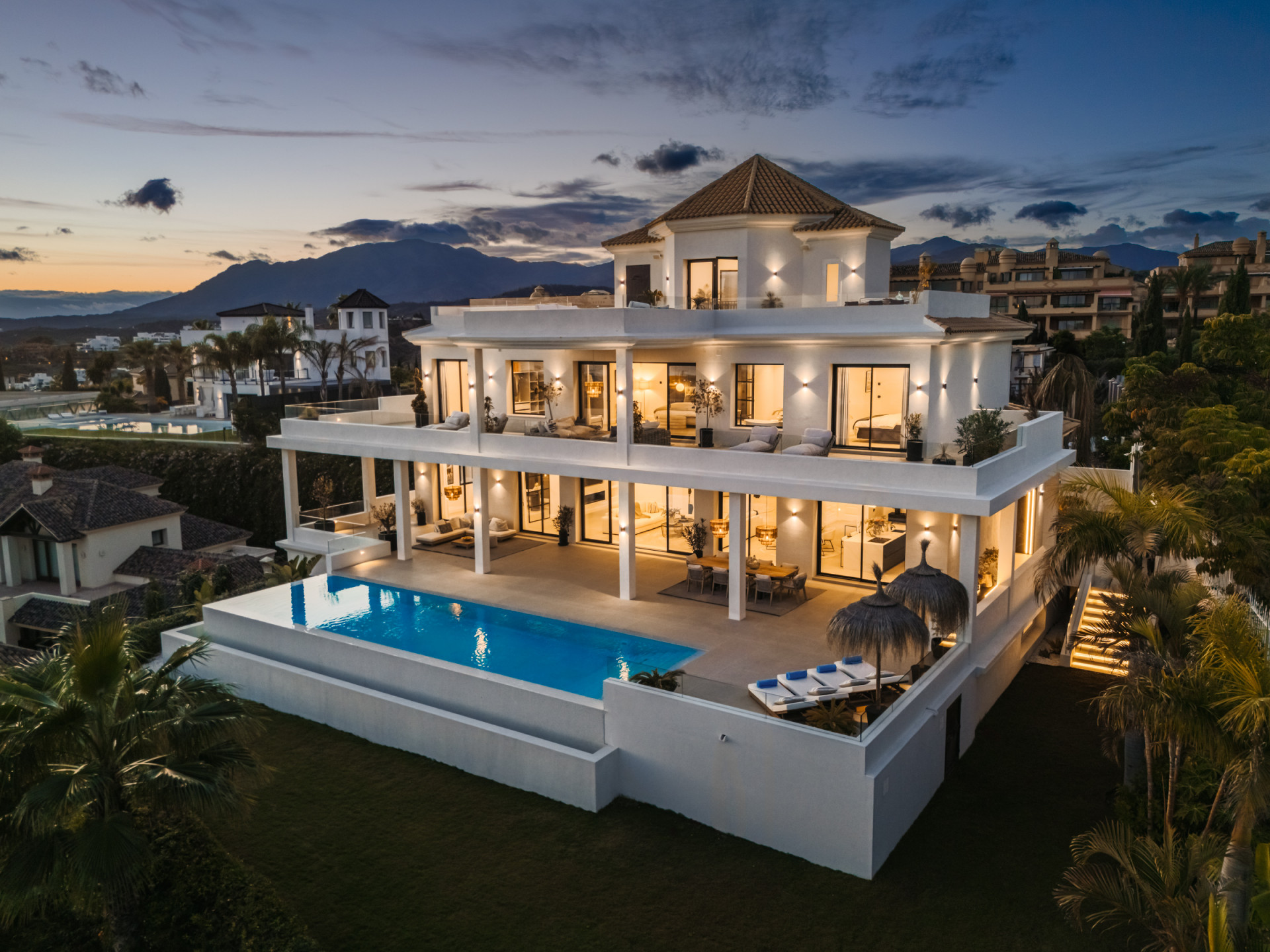 951-00202P - 6 Bedroom Villa in Benahavis, Malaga
