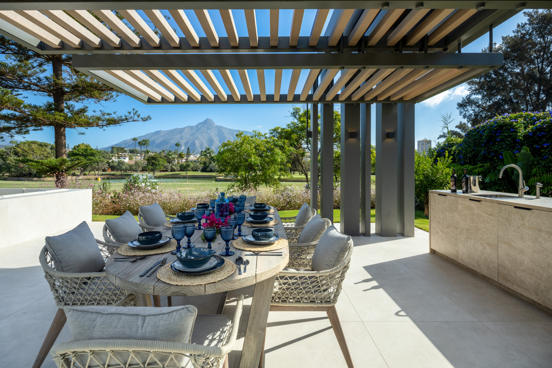 951-00198P - 5 Bedroom Villa in Marbella, Malaga