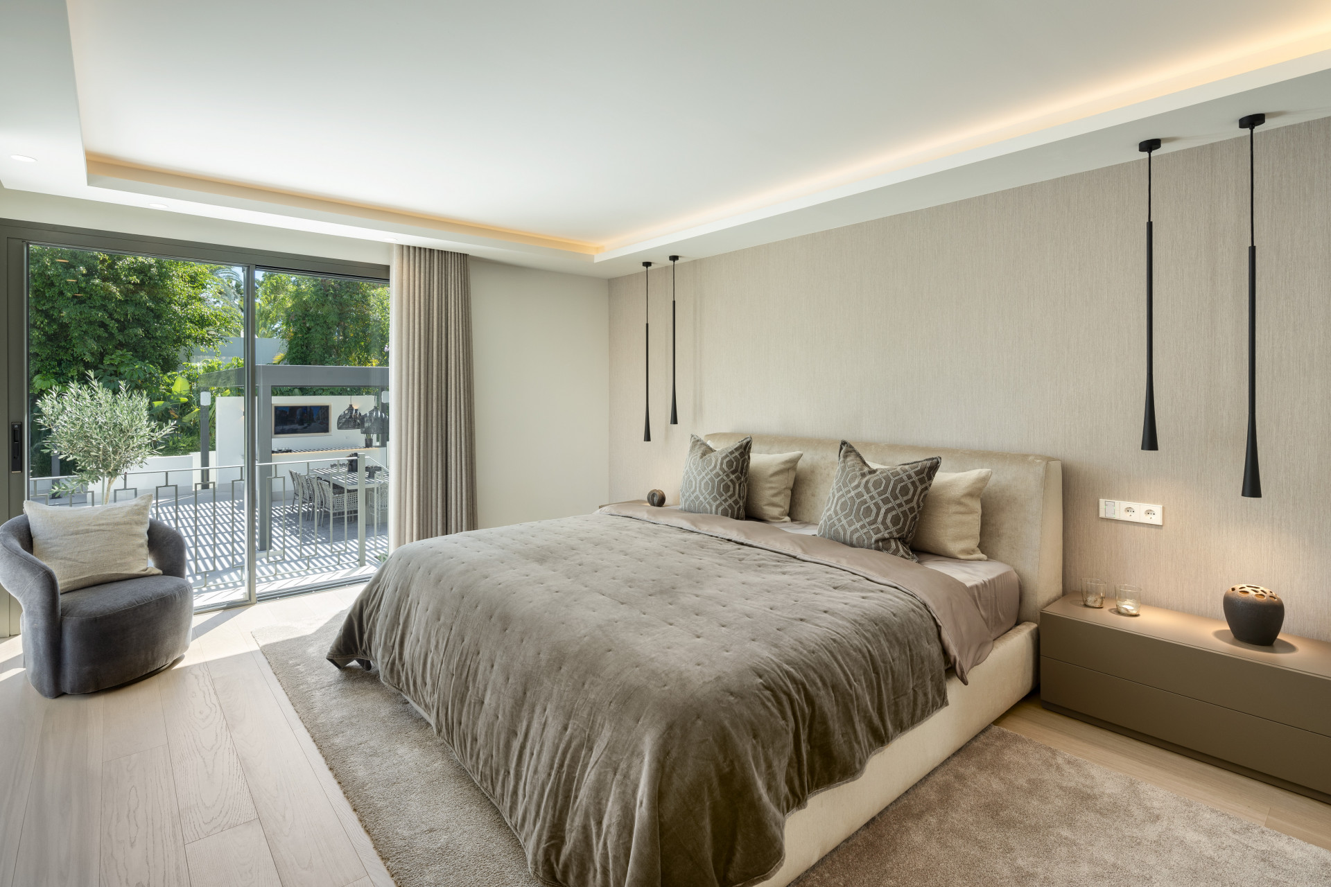 951-00191P - 5 Bedroom Villa in Marbella, Malaga