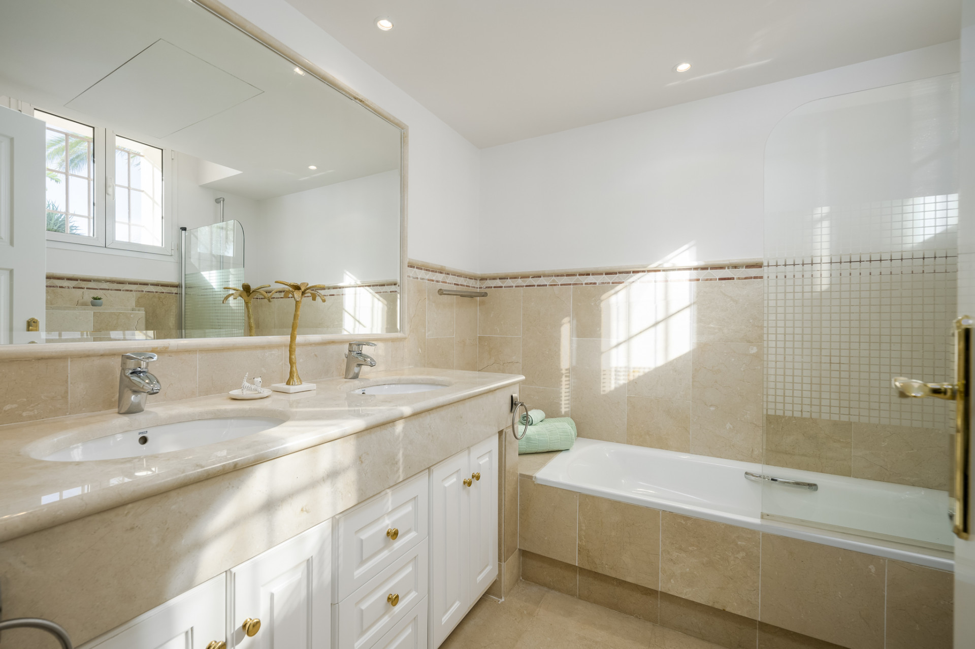 951-00189P - 6 Bedroom Villa in Marbella, Malaga