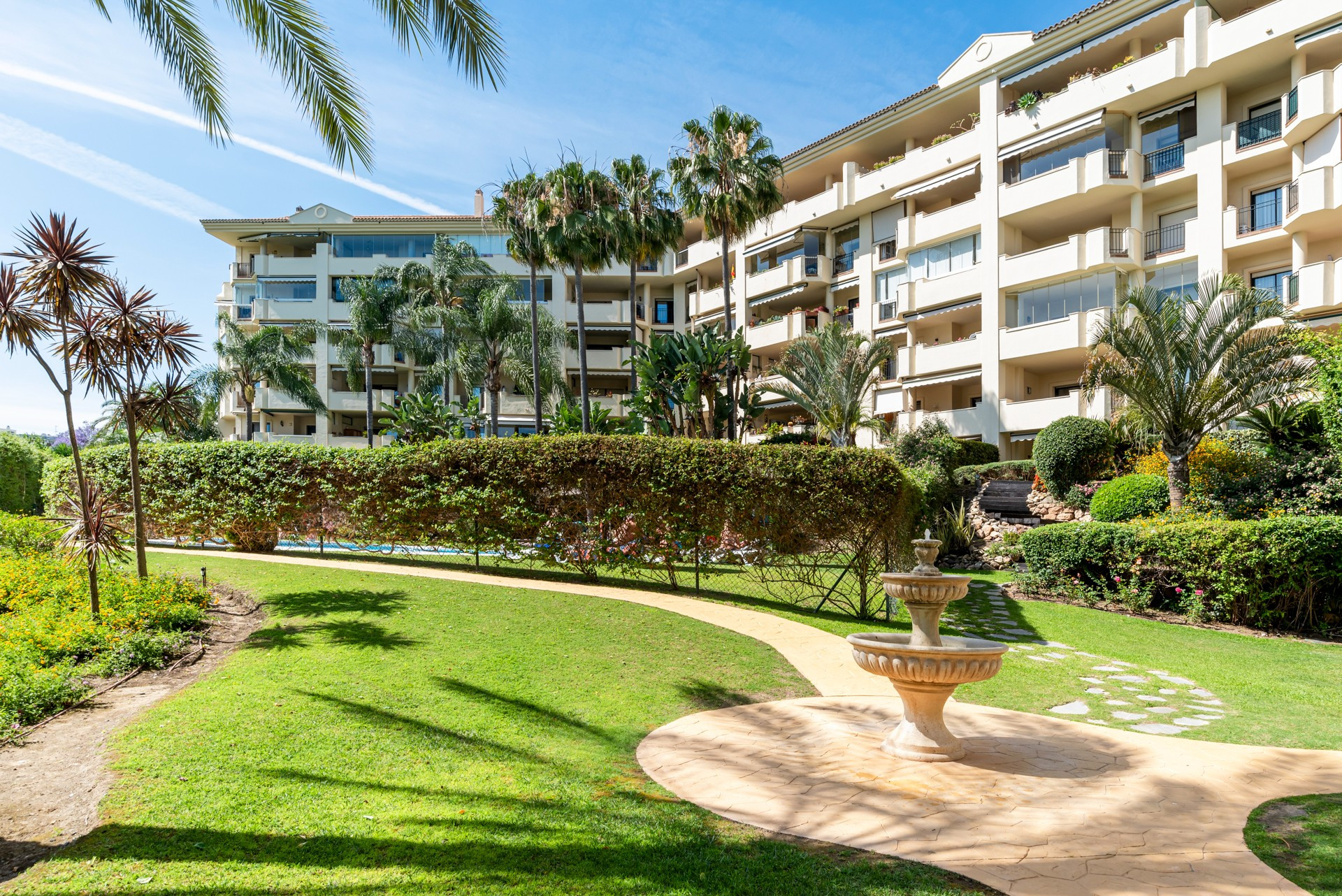 951-00152P - 2 Bedroom Apartment in San Pedro de Alcantara, Malaga