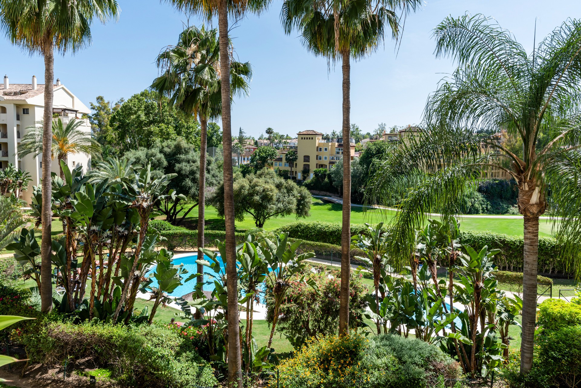 951-00152P - 2 Bedroom Apartment in San Pedro de Alcantara, Malaga