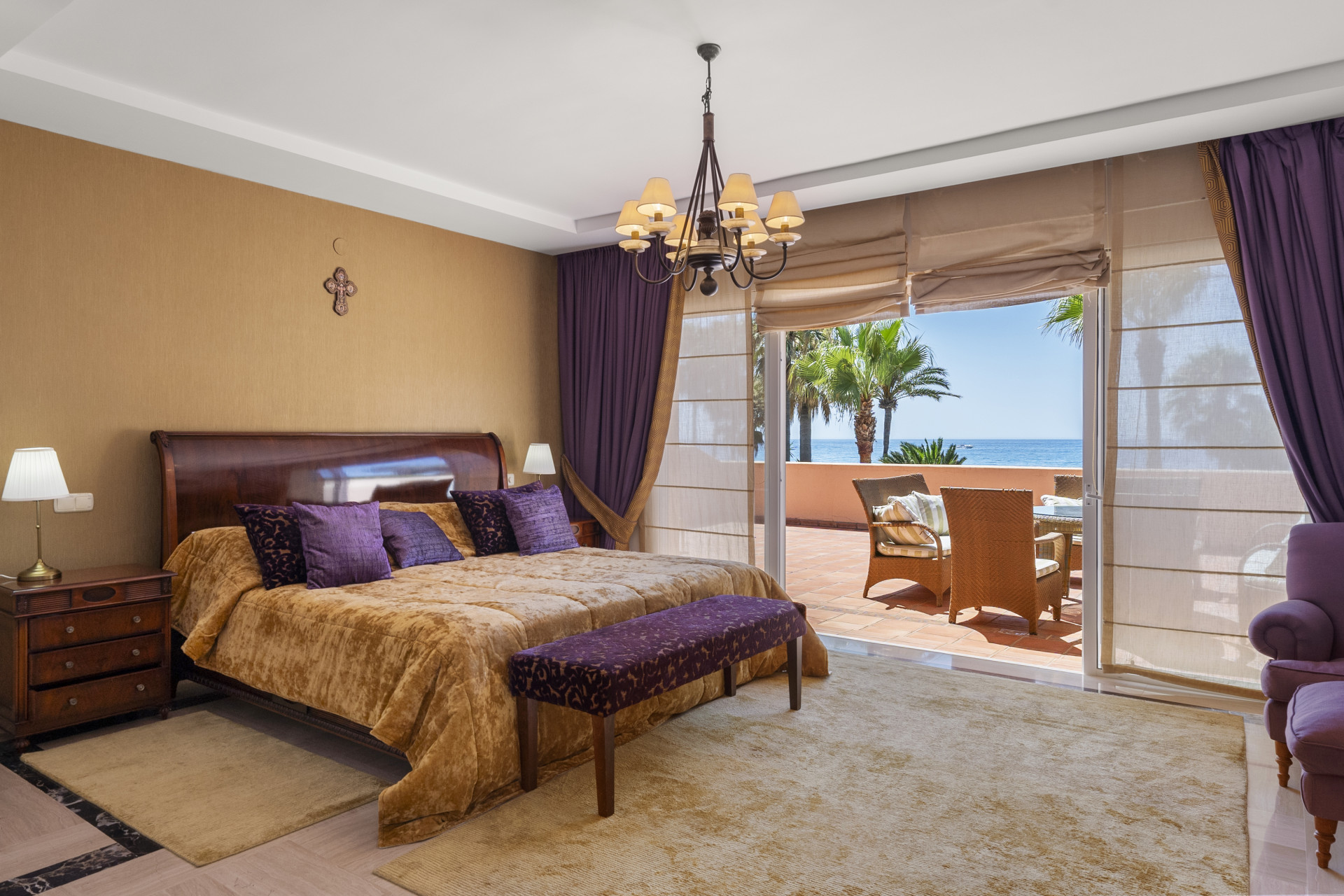 951-00160P - 9 Bedroom Villa in Estepona, Malaga