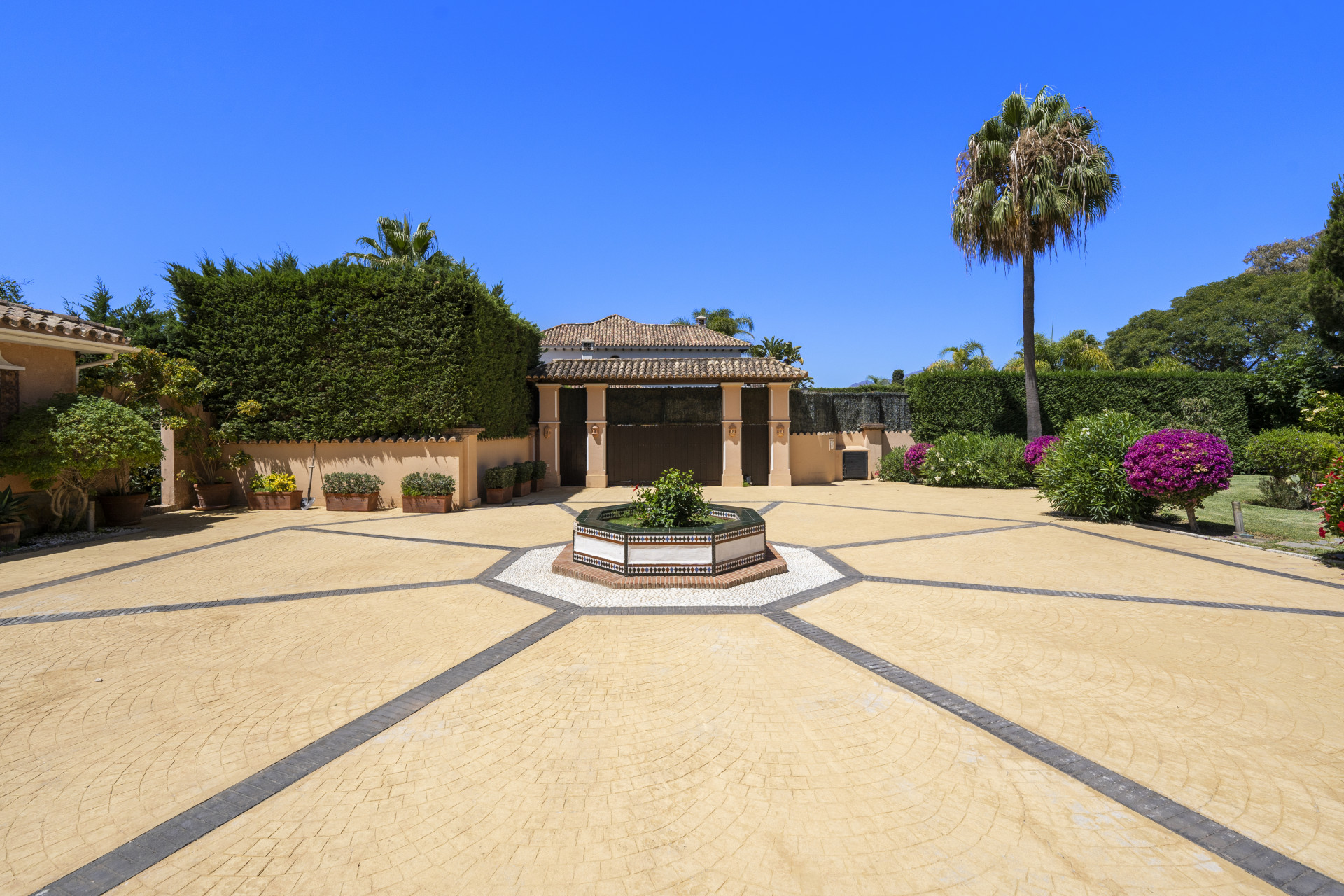 951-00160P - 9 Dormitorio Villa en Estepona, Málaga