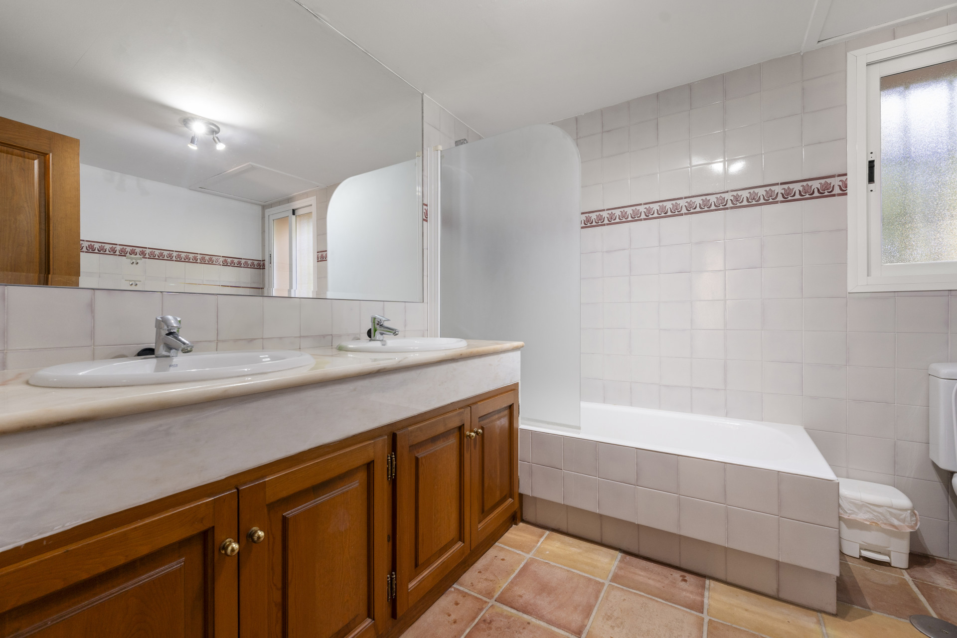 951-00160P - 9 Bedroom Villa in Estepona, Malaga