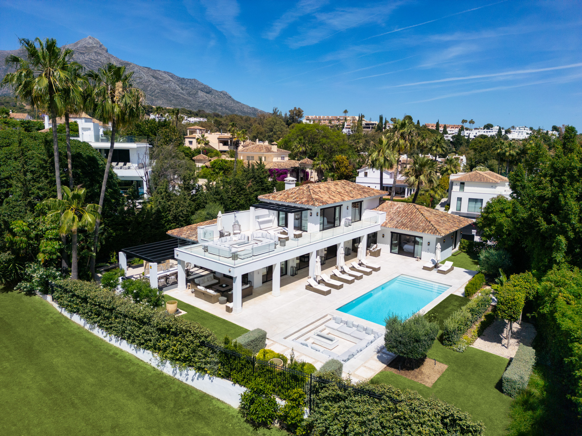 951-00163P - 5 Bedroom Villa in Marbella, Malaga