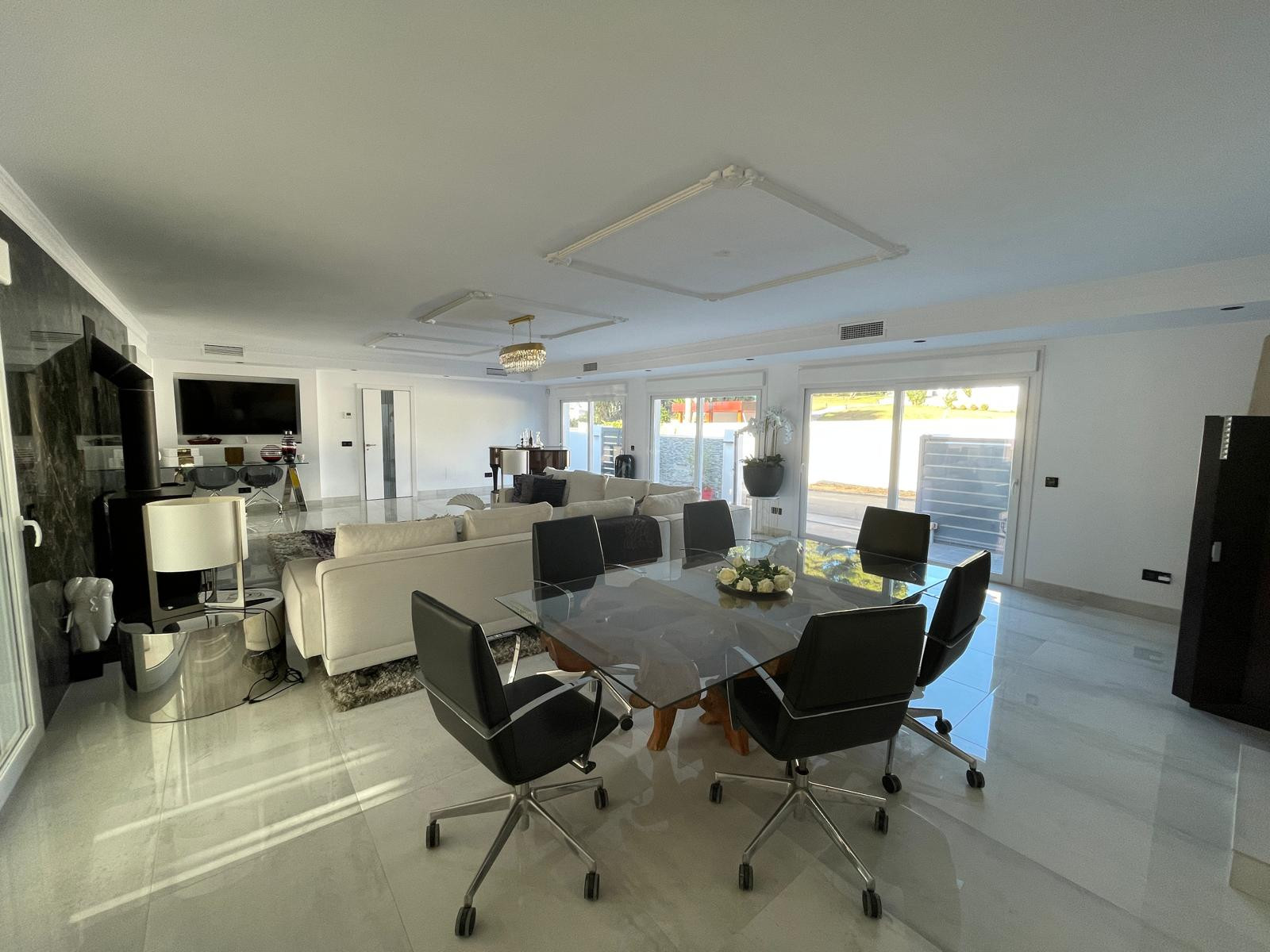 951-00112P - 10 Bedroom Villa in Estepona, Malaga