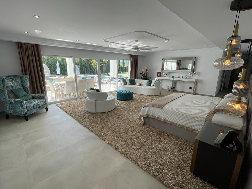 951-00112P - 10 Dormitorio Villa en Estepona, Málaga