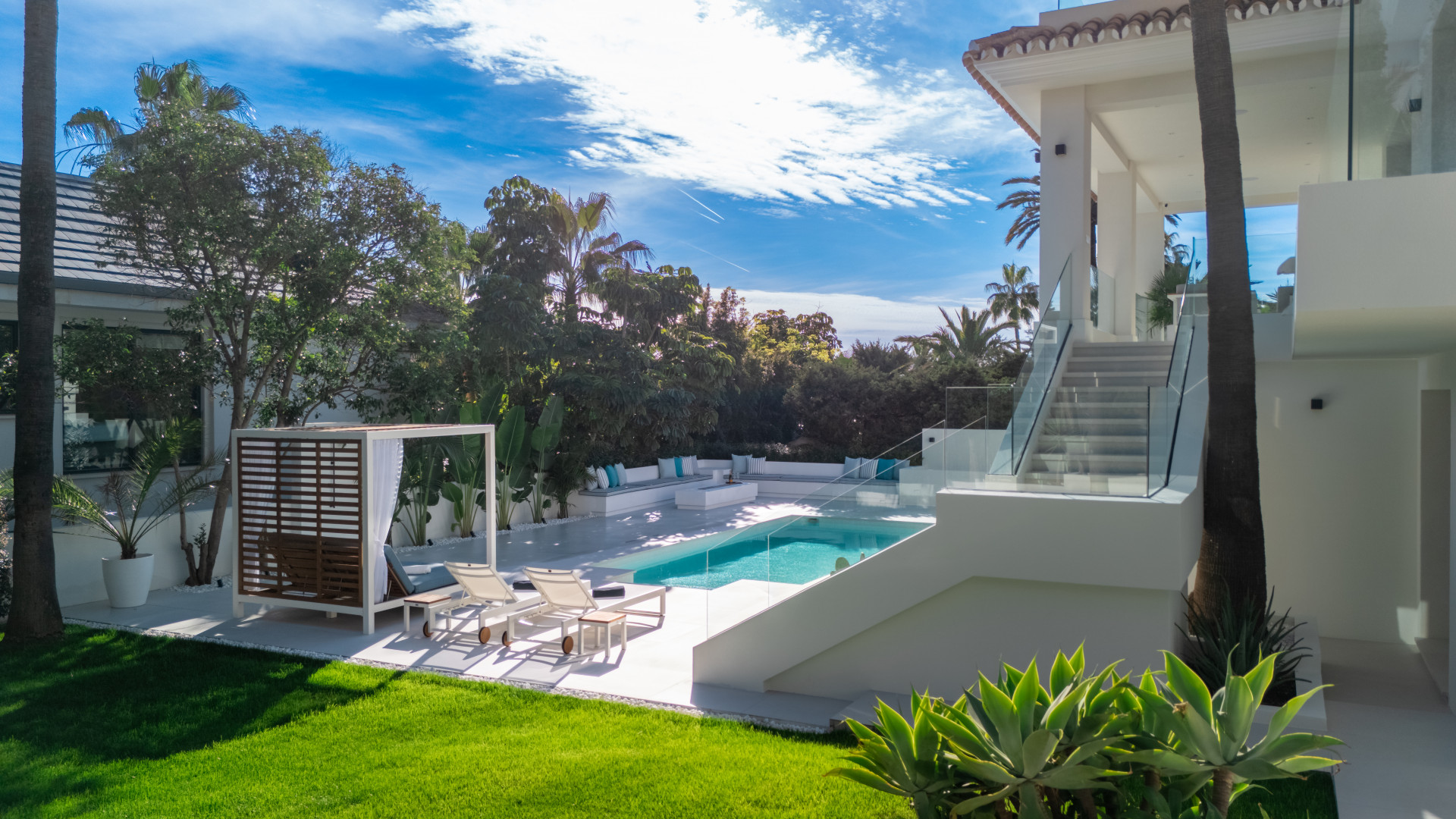 951-00111P - 4 Bedroom Villa in Marbella, Malaga
