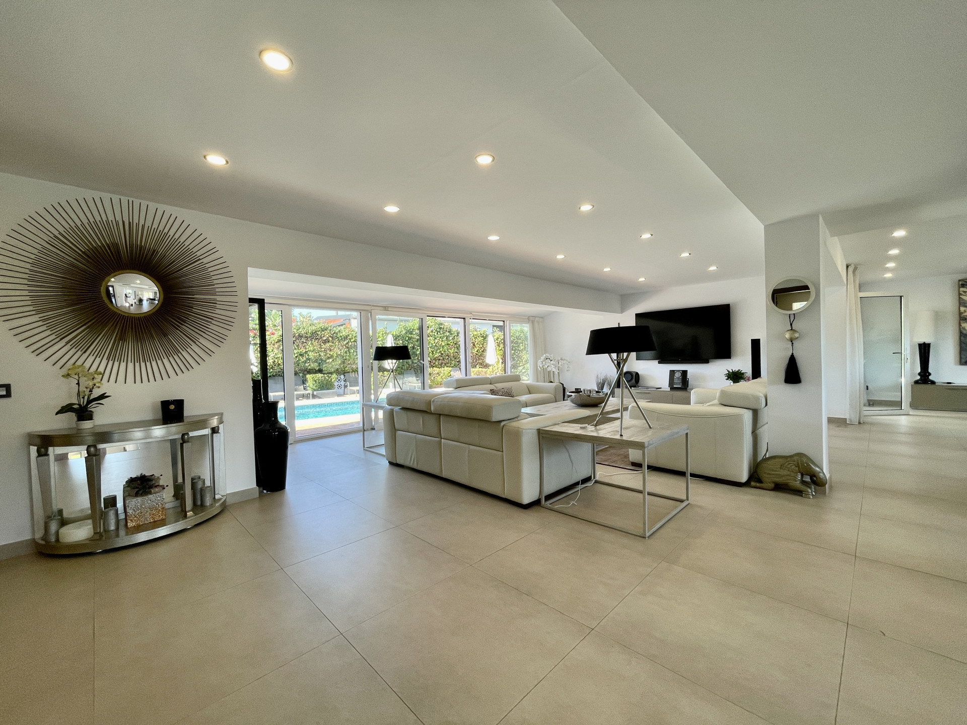 951-00105P - 8 Bedroom Villa in San Pedro de Alcantara, Malaga