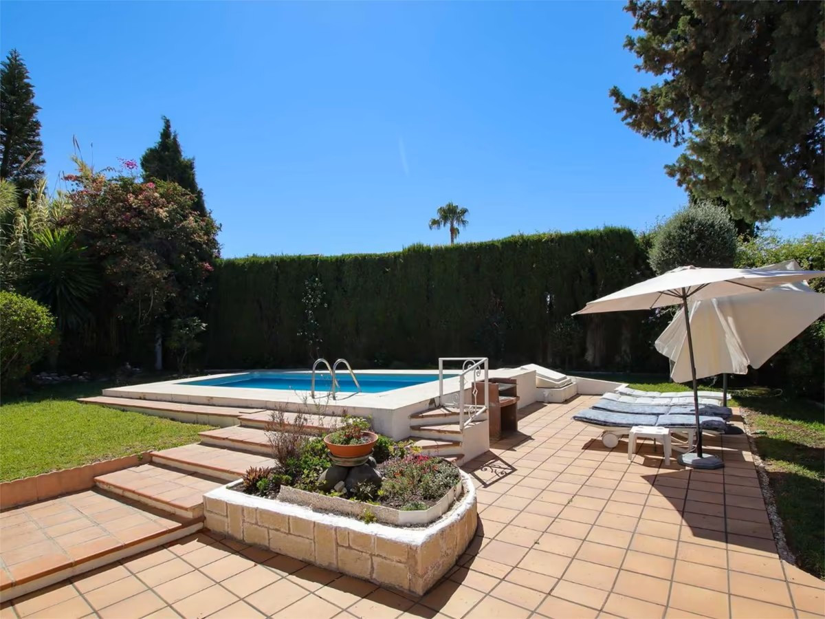 951-00104P - 5 Bedroom Villa in San Pedro de Alcantara, Malaga