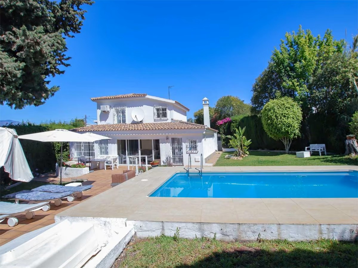951-00104P - 5 Bedroom Villa in San Pedro de Alcantara, Malaga