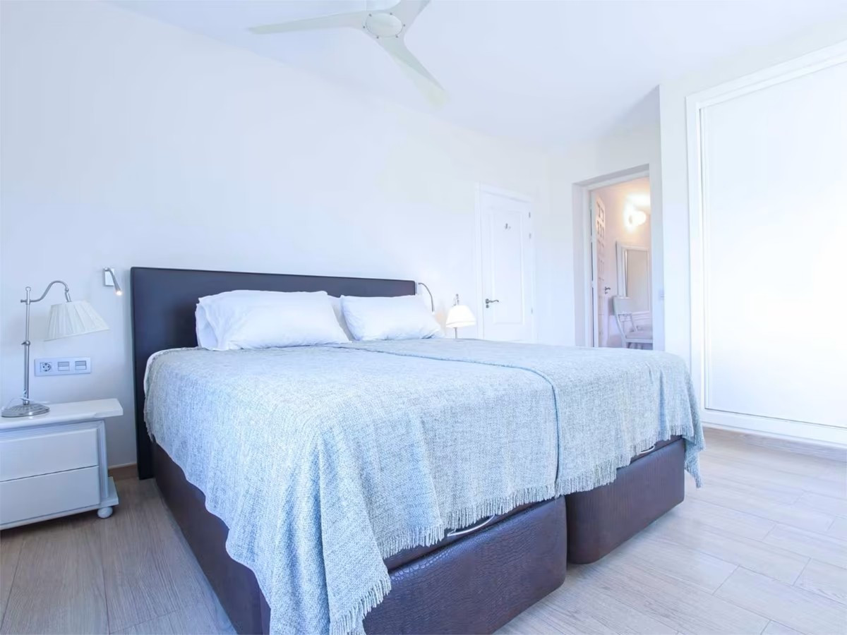 951-00104P - 5 Bedroom Villa in San Pedro de Alcantara, Malaga