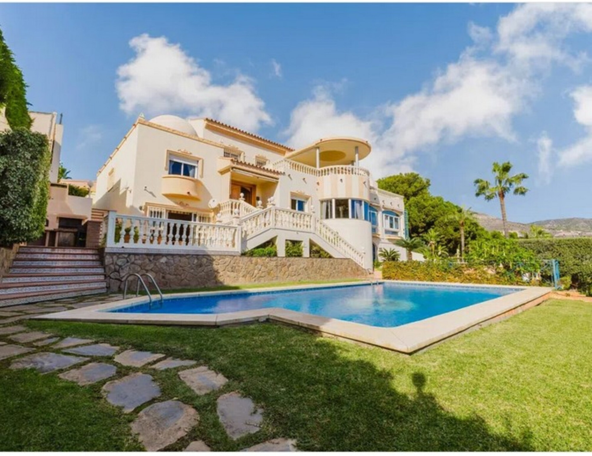 Villa for sale in Benalmadena
