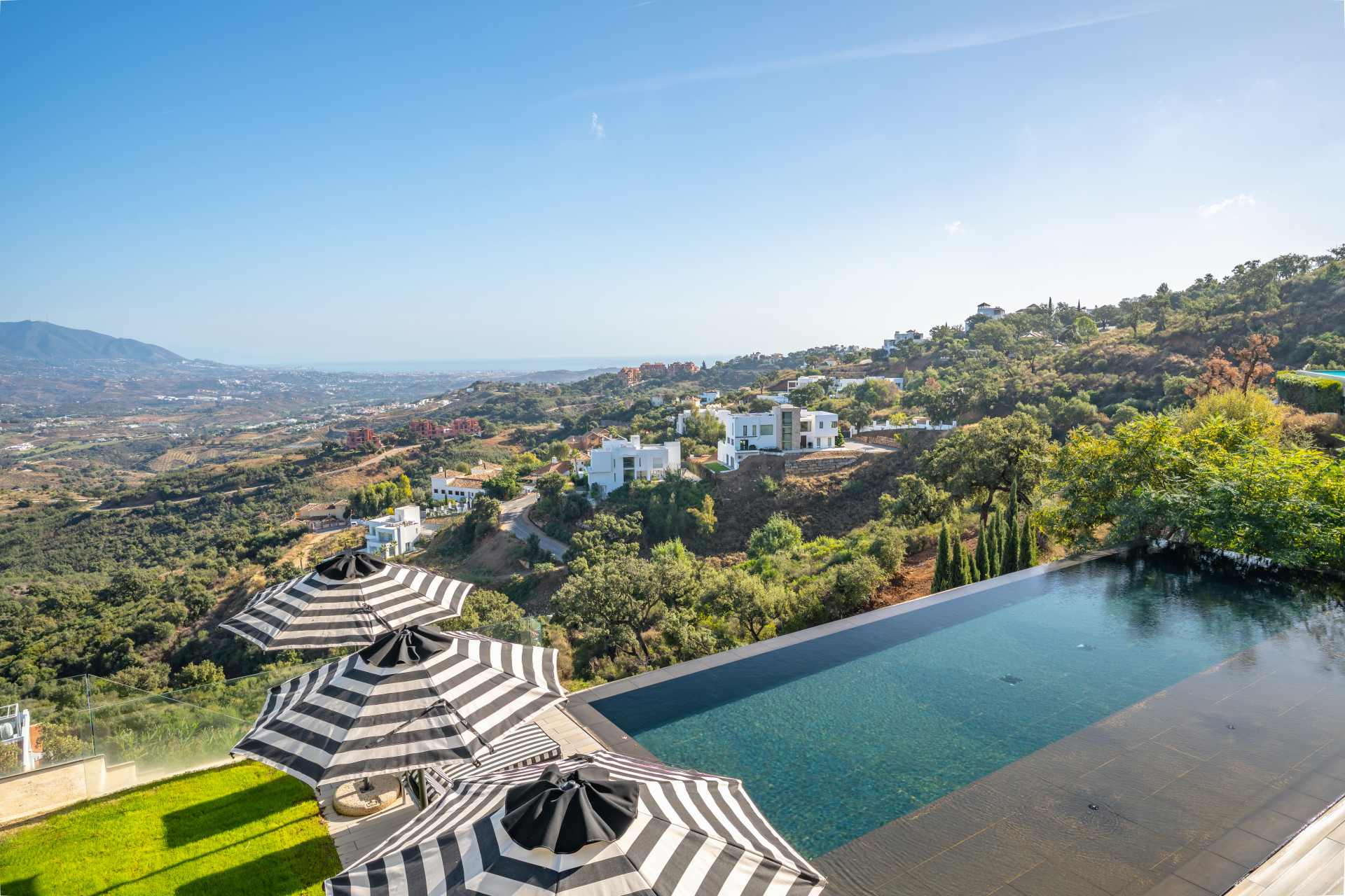 Villa for sale in La Mairena, Marbella East