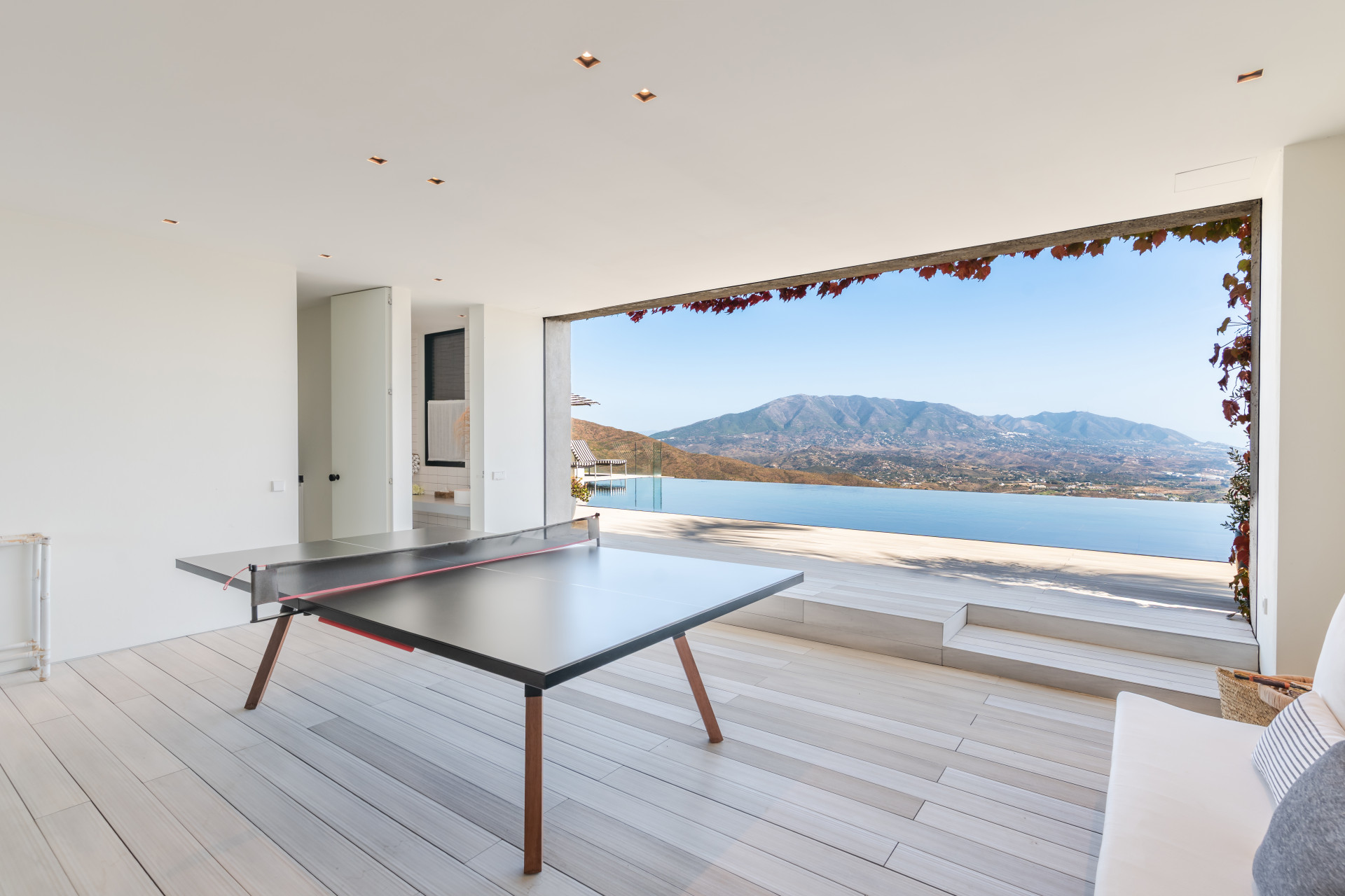 Villa for sale in La Mairena, Marbella East