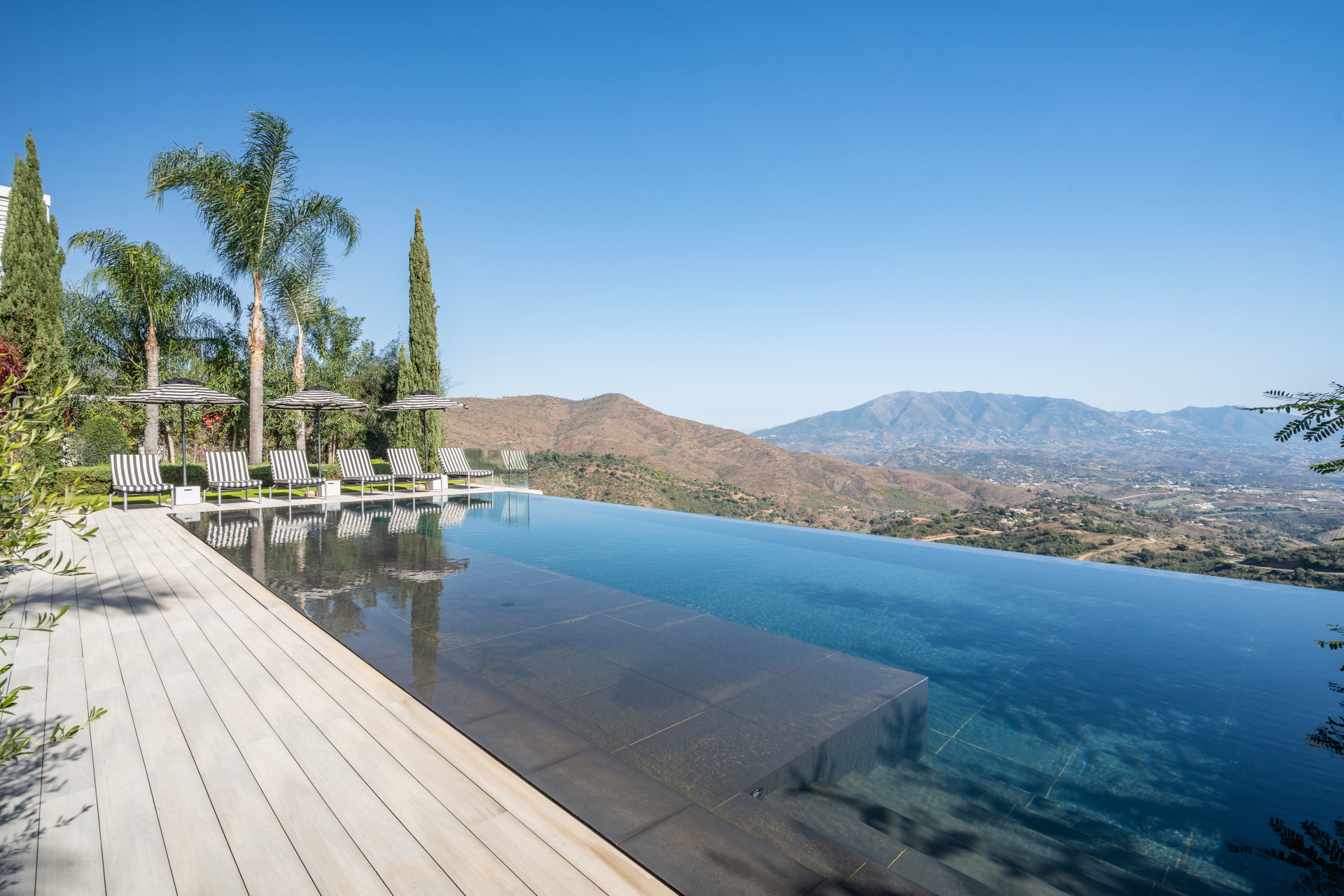 Villa for sale in La Mairena, Marbella East