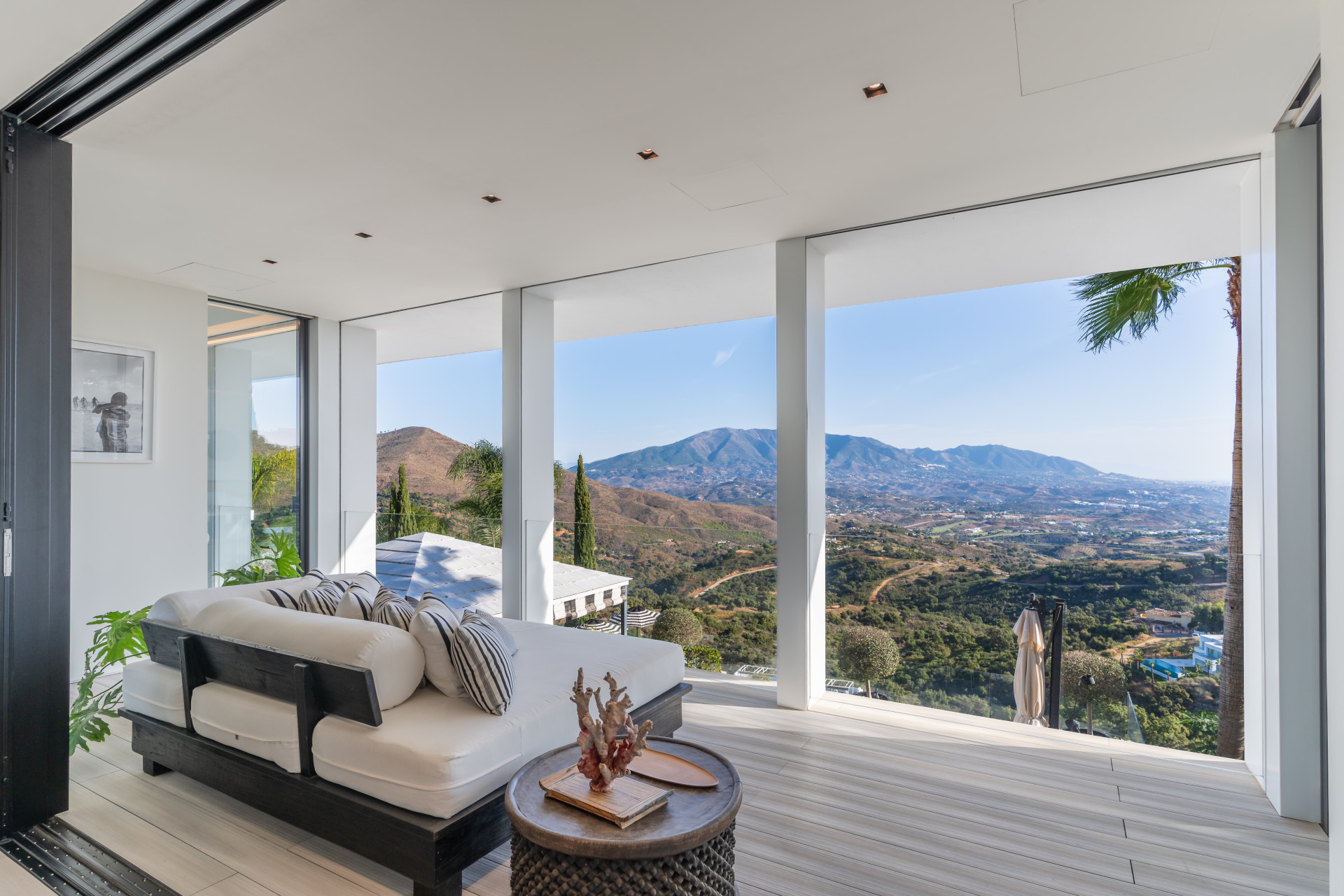 Villa for sale in La Mairena, Marbella East