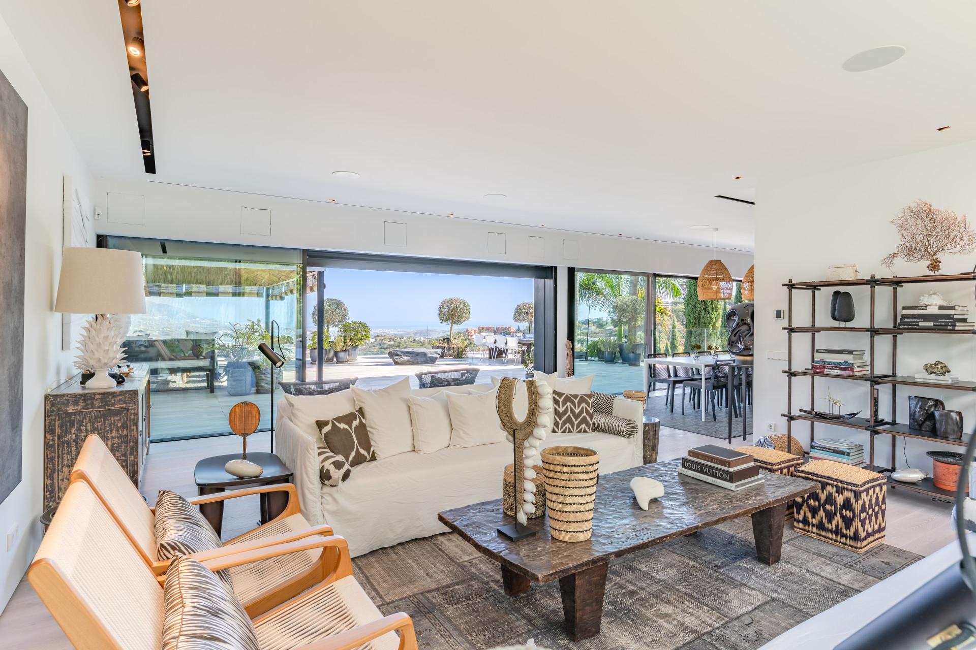 Villa for sale in La Mairena, Marbella East