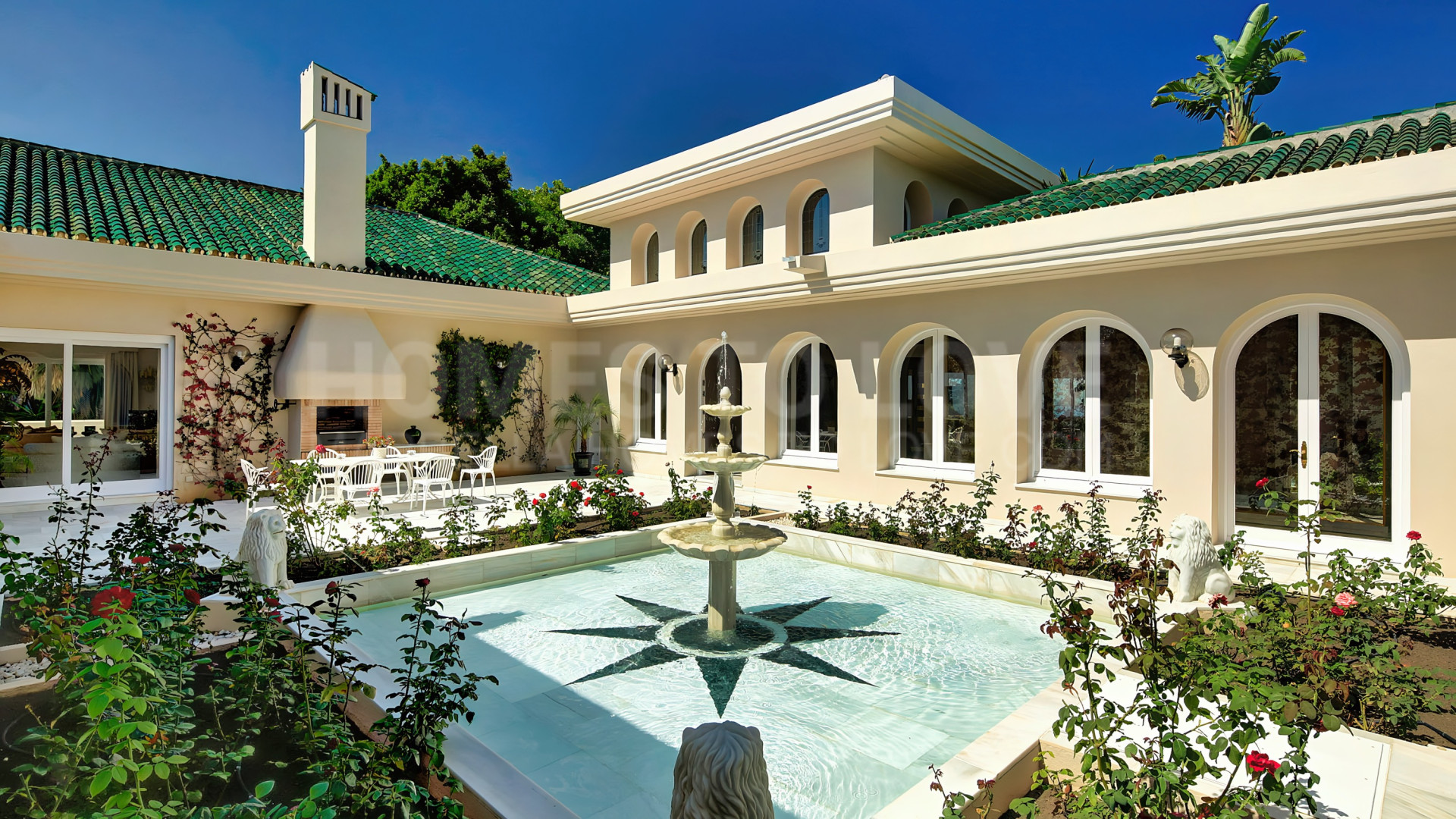 Villa for sale in Rio Real Golf, Marbella East