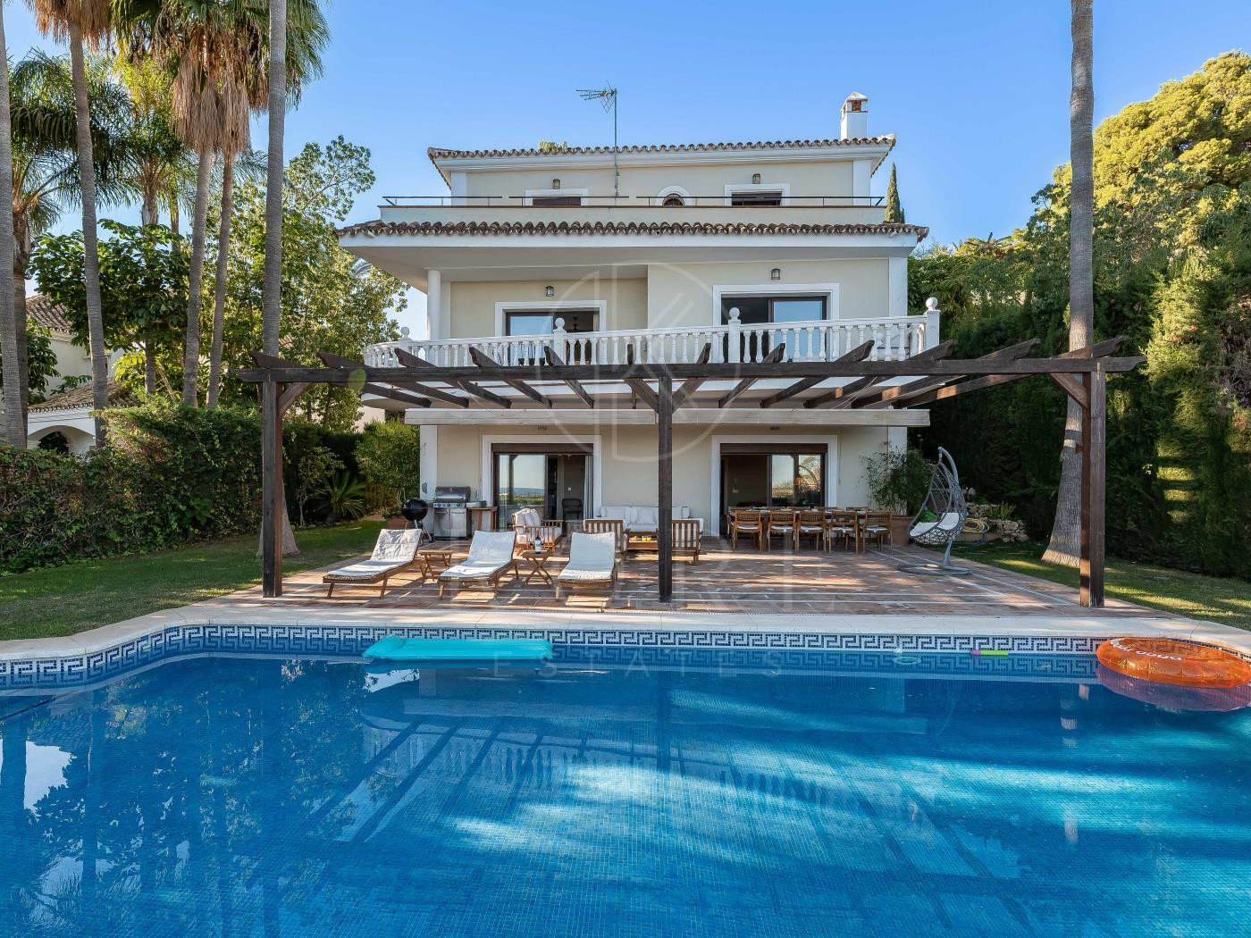 Villa con encanto y vistas panorámicas junto al golf en Río Real, Marbella