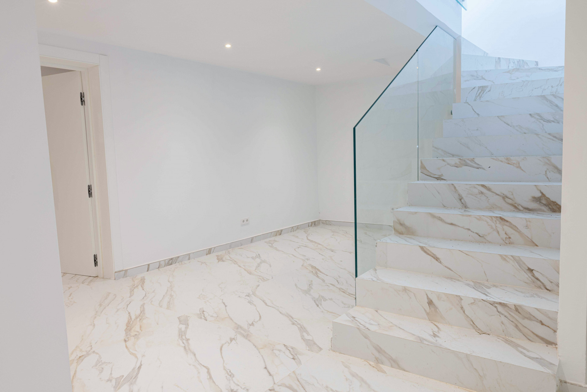 Villa 5 Bedrooms 5 Bathrooms in Marbella, Costa del Sol