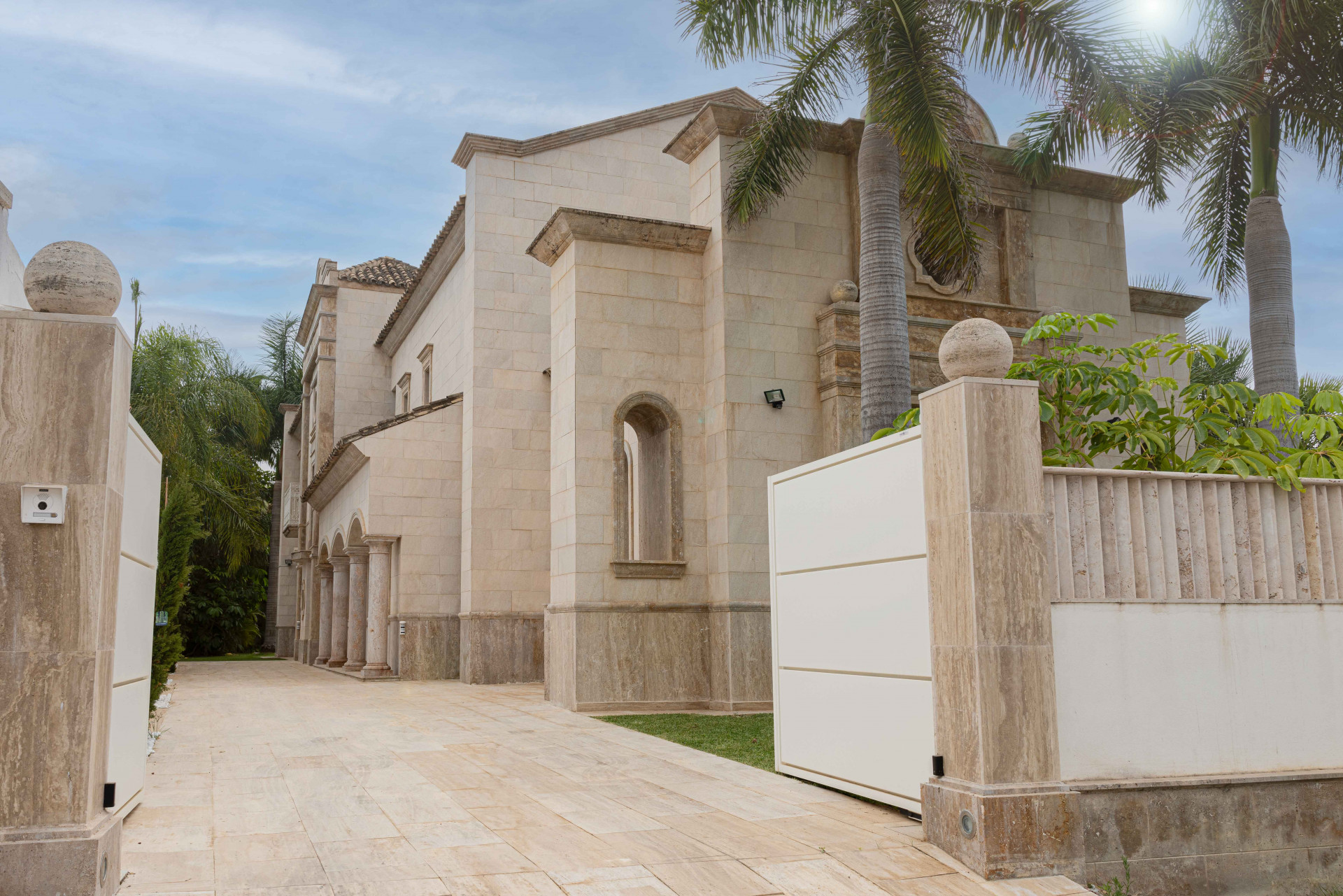 Villa 5 Bedrooms 5 Bathrooms in Marbella, Costa del Sol