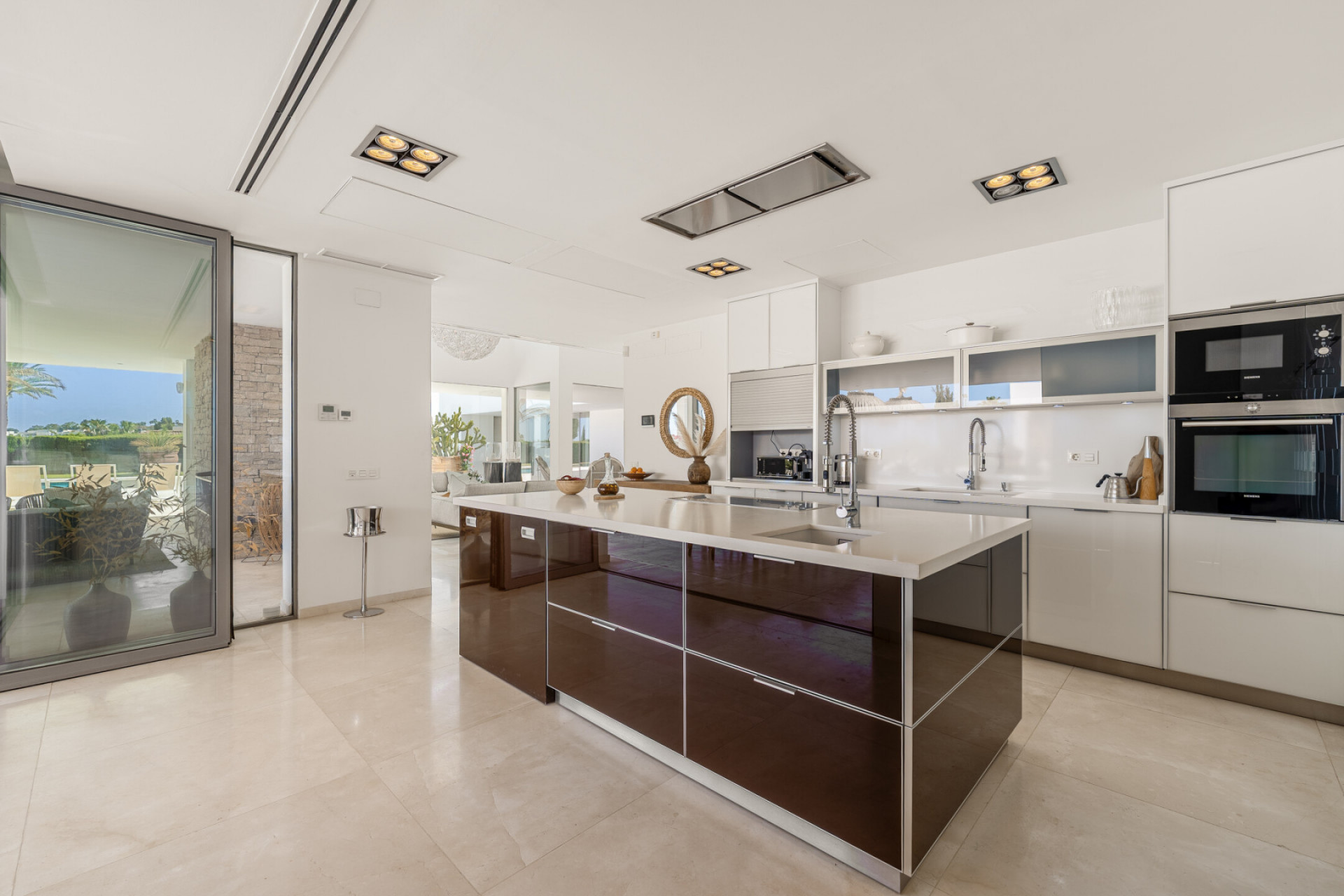 Villa 7 Bedrooms 6 Bathrooms in Marbella, Costa del Sol