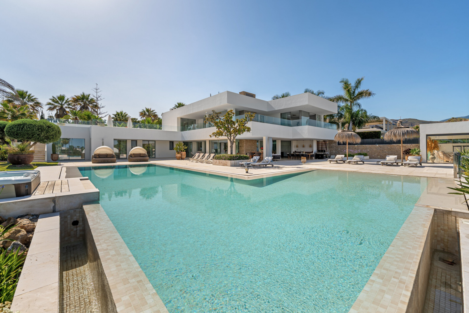 Villa 7 Bedrooms 6 Bathrooms in Marbella, Costa del Sol