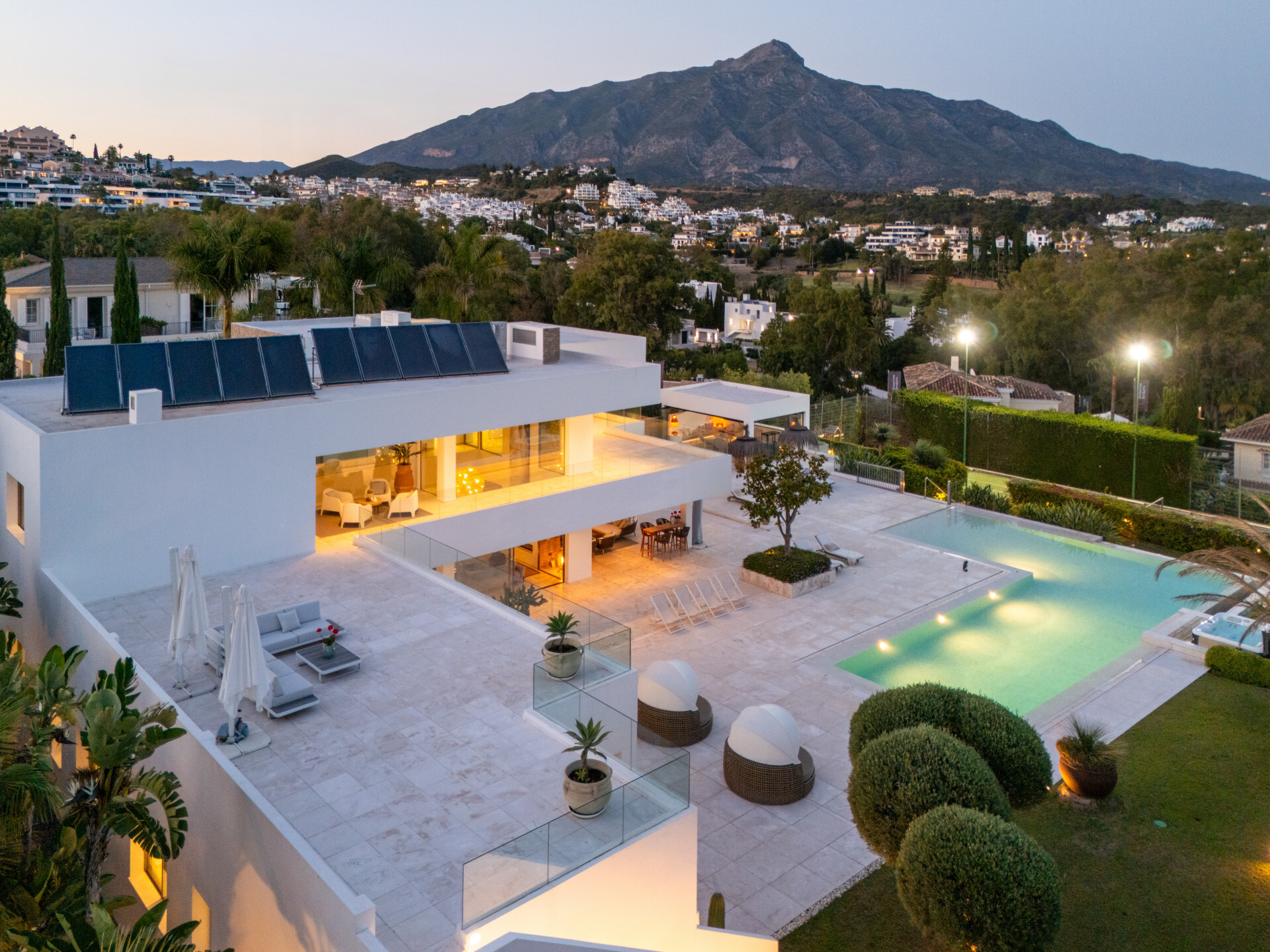 Villa 7 Bedrooms 6 Bathrooms in Marbella, Costa del Sol