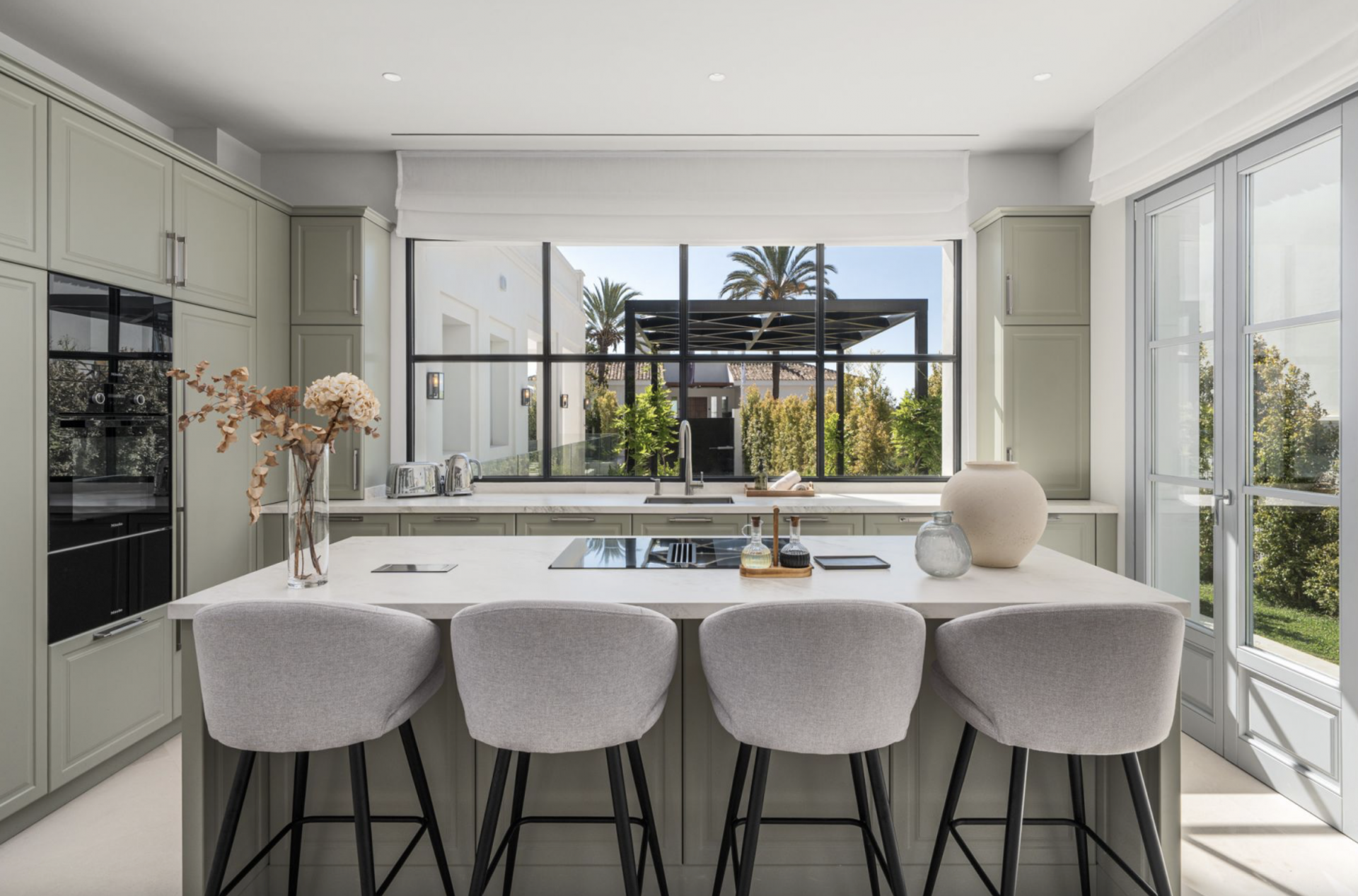 Villa 4 Bedrooms 5 Bathrooms in Marbella, Costa del Sol