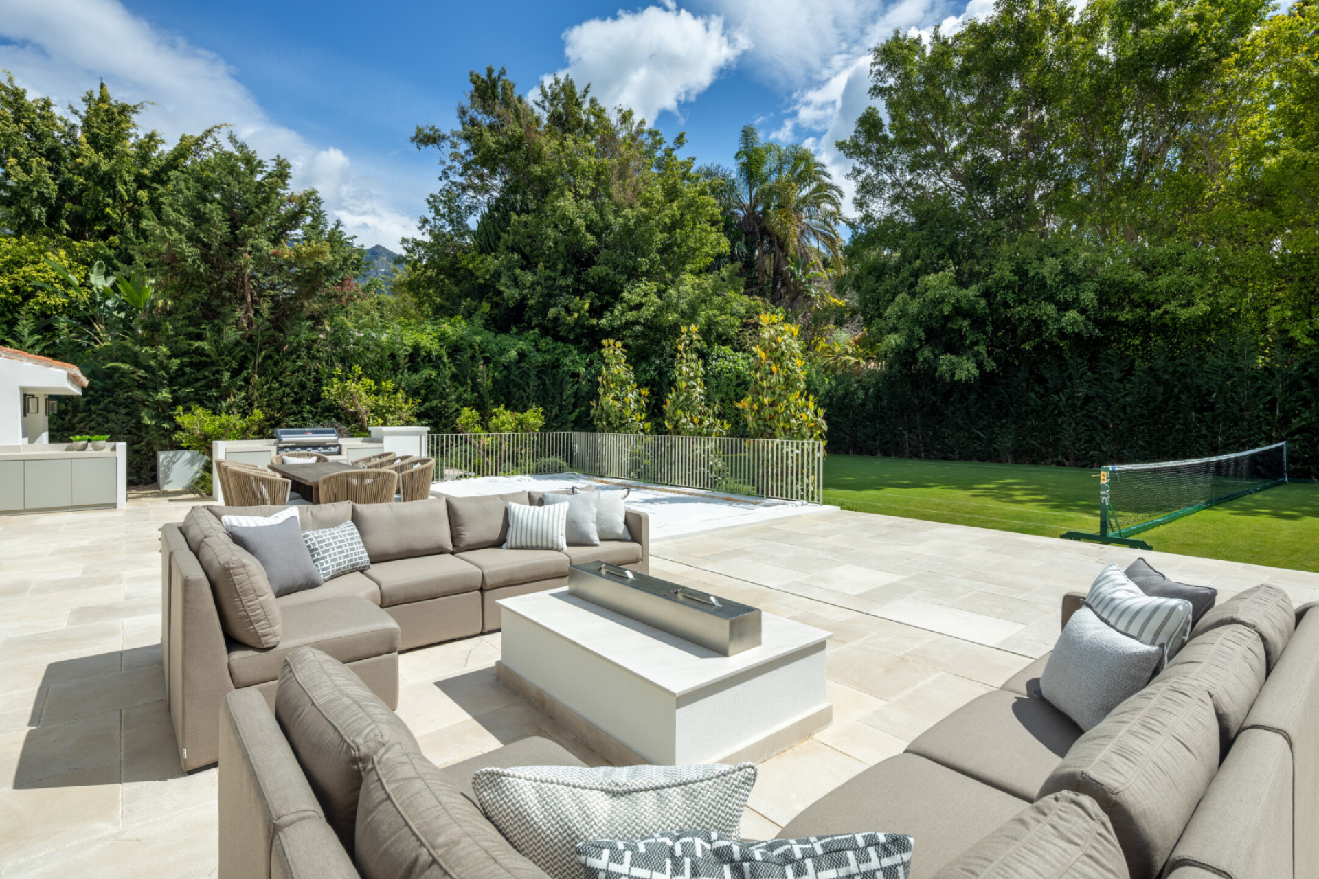 Villa 6 Bedrooms 6 Bathrooms in Marbella, Costa del Sol