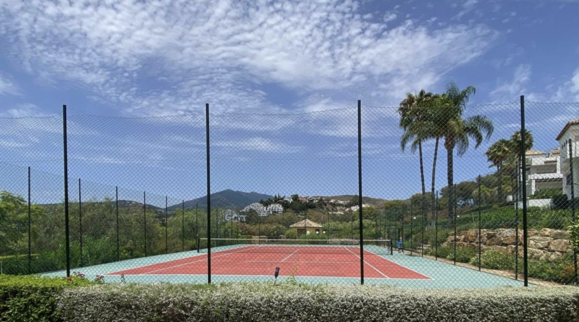 Town House 3 Bedrooms 4 Bathrooms in Marbella, Costa del Sol