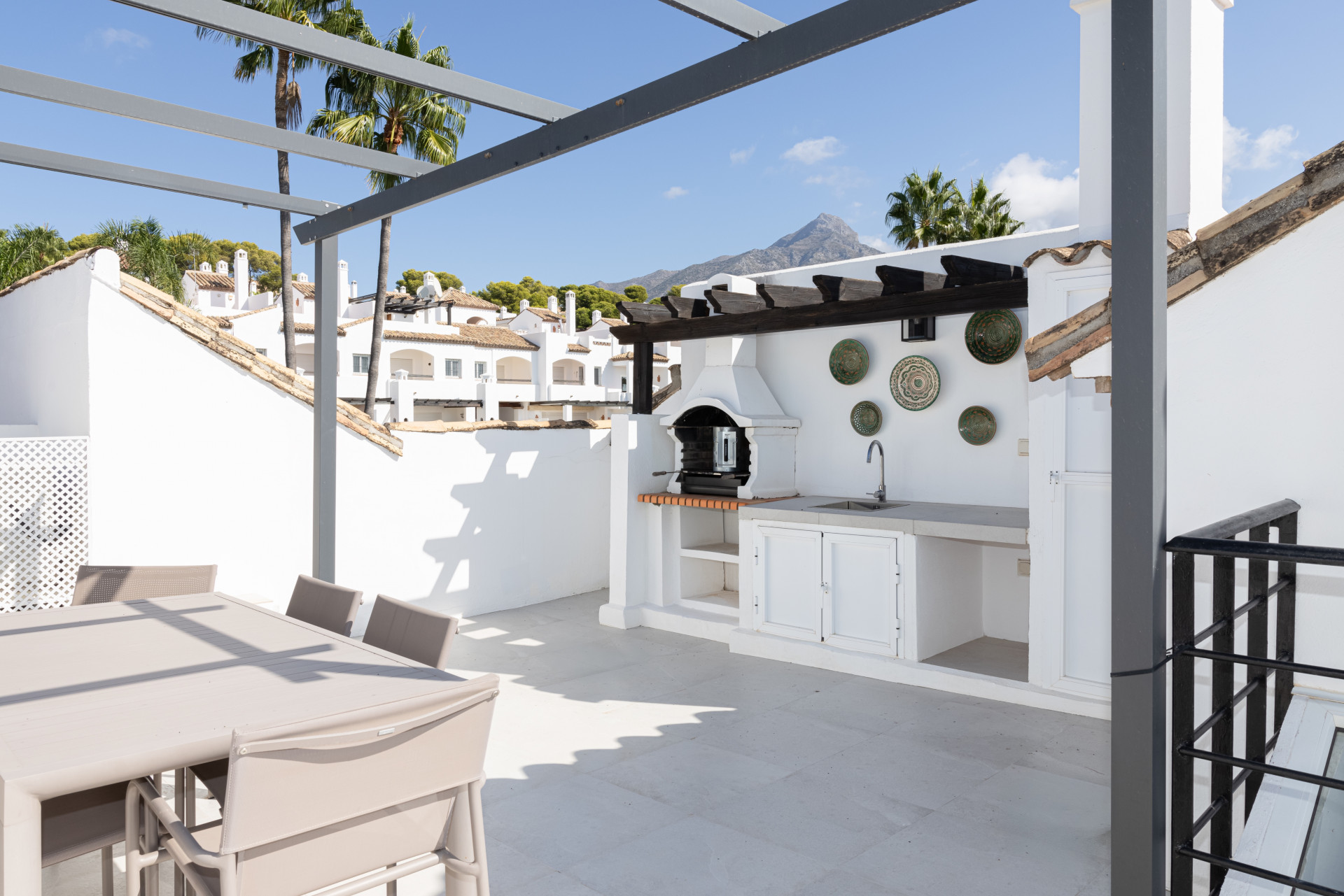 Town House 3 Bedrooms 4 Bathrooms in Marbella, Costa del Sol