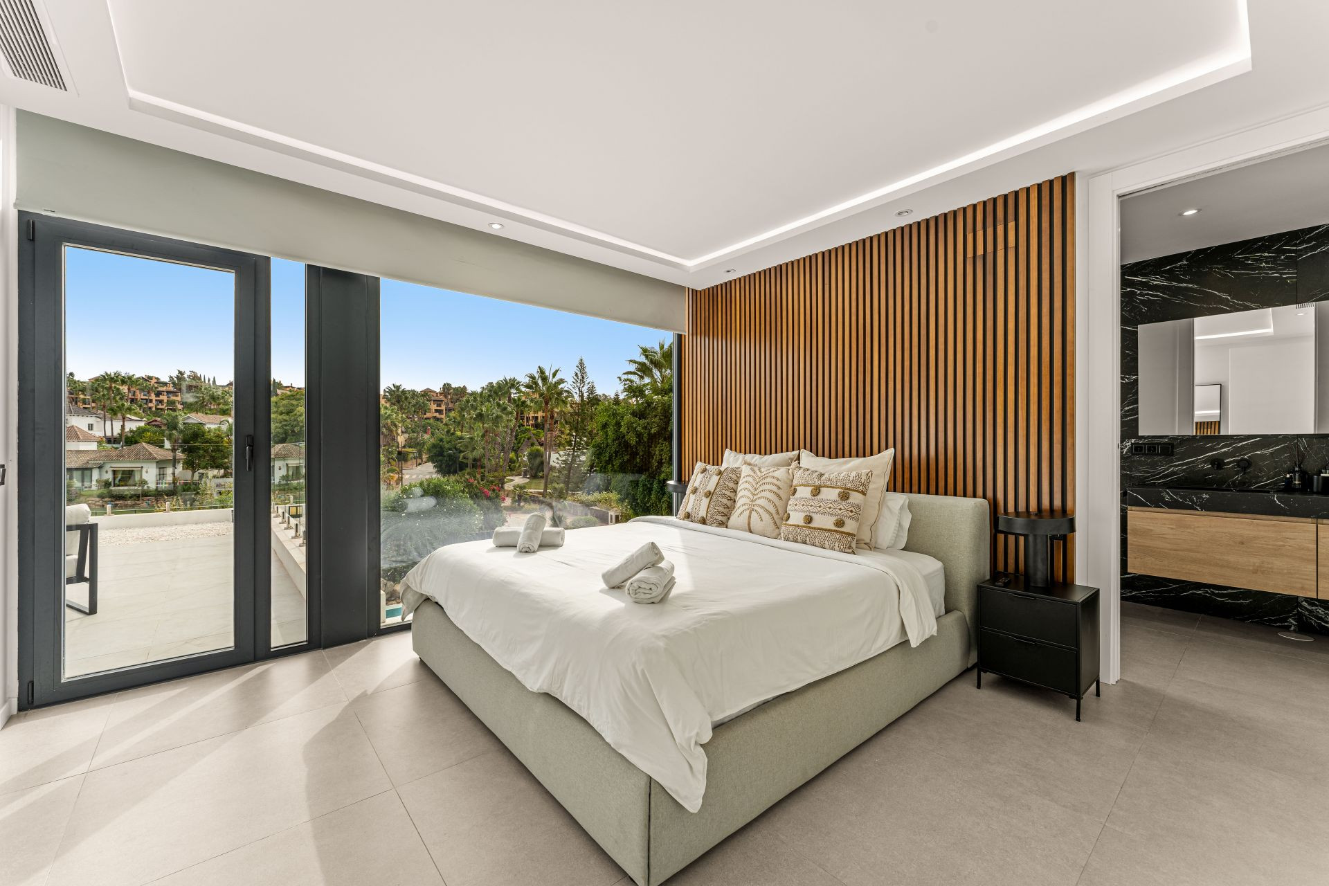 Villa 5 Bedrooms 4 Bathrooms in Marbella, Costa del Sol