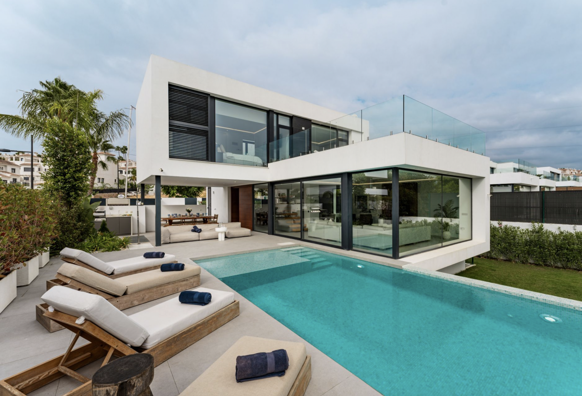 Villa 5 Bedrooms 4 Bathrooms in Marbella, Costa del Sol