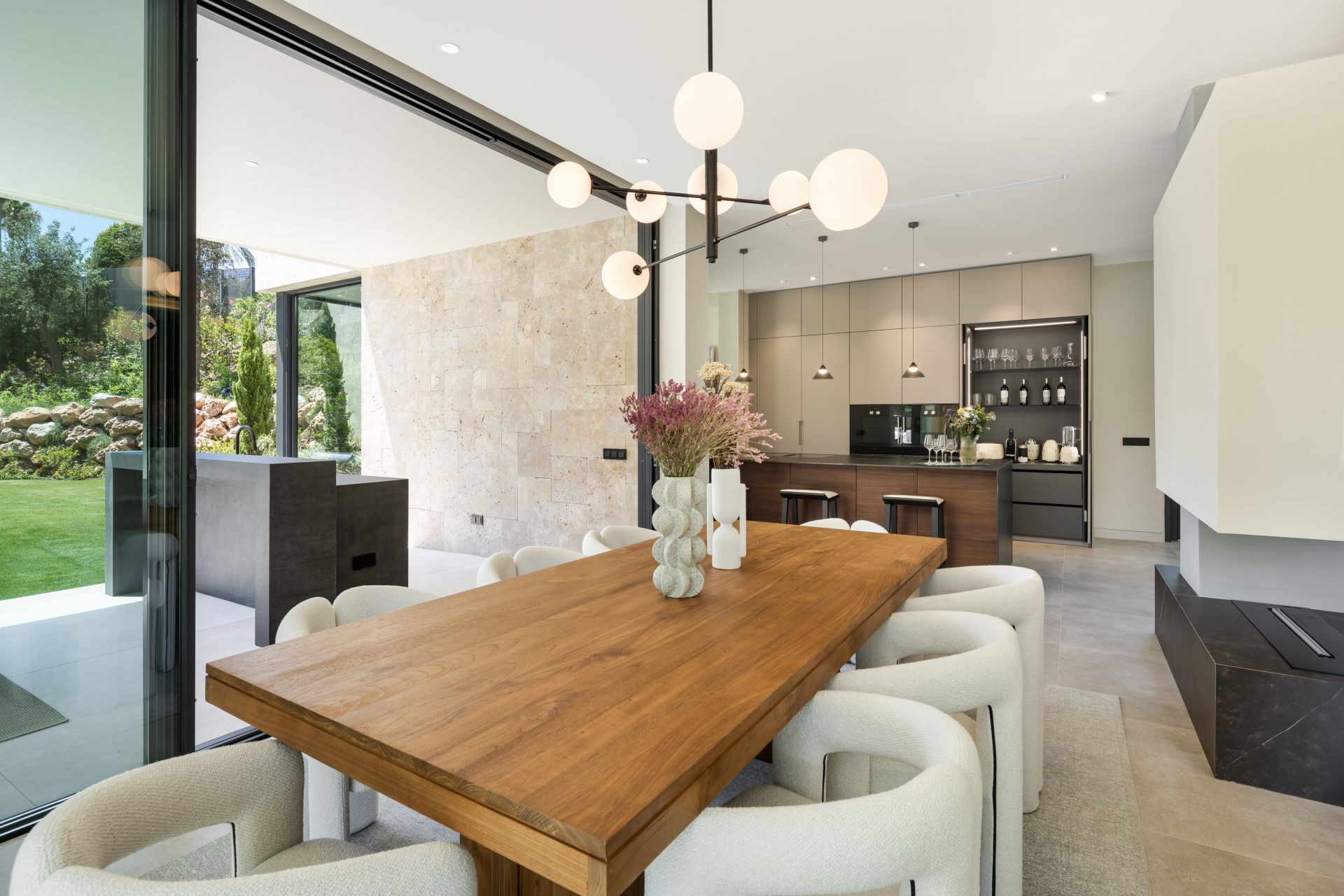 Villa 6 Bedrooms 5 Bathrooms in Marbella, Costa del Sol