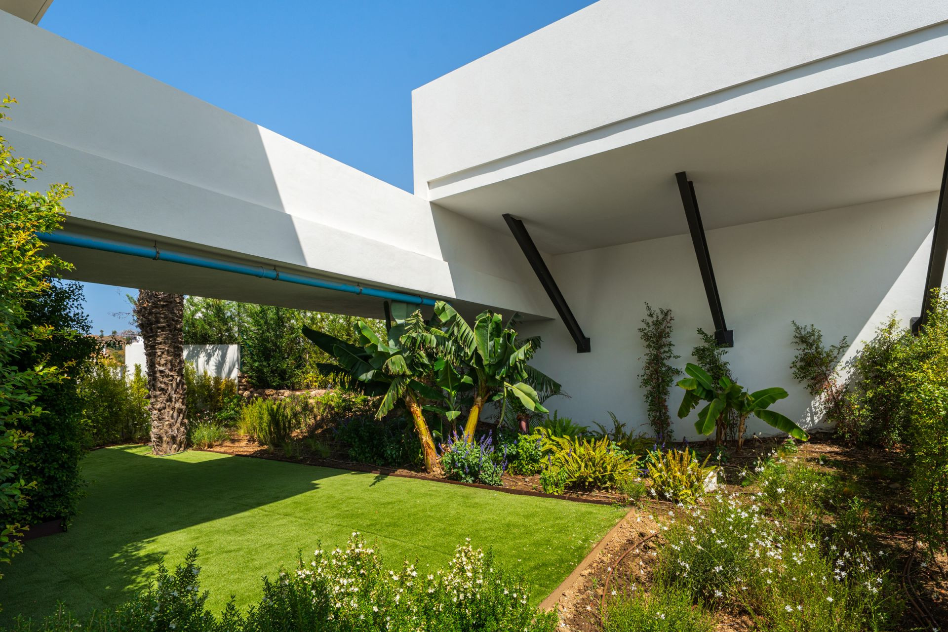 Villa 4 Bedrooms 4 Bathrooms in Estepona, Costa del Sol